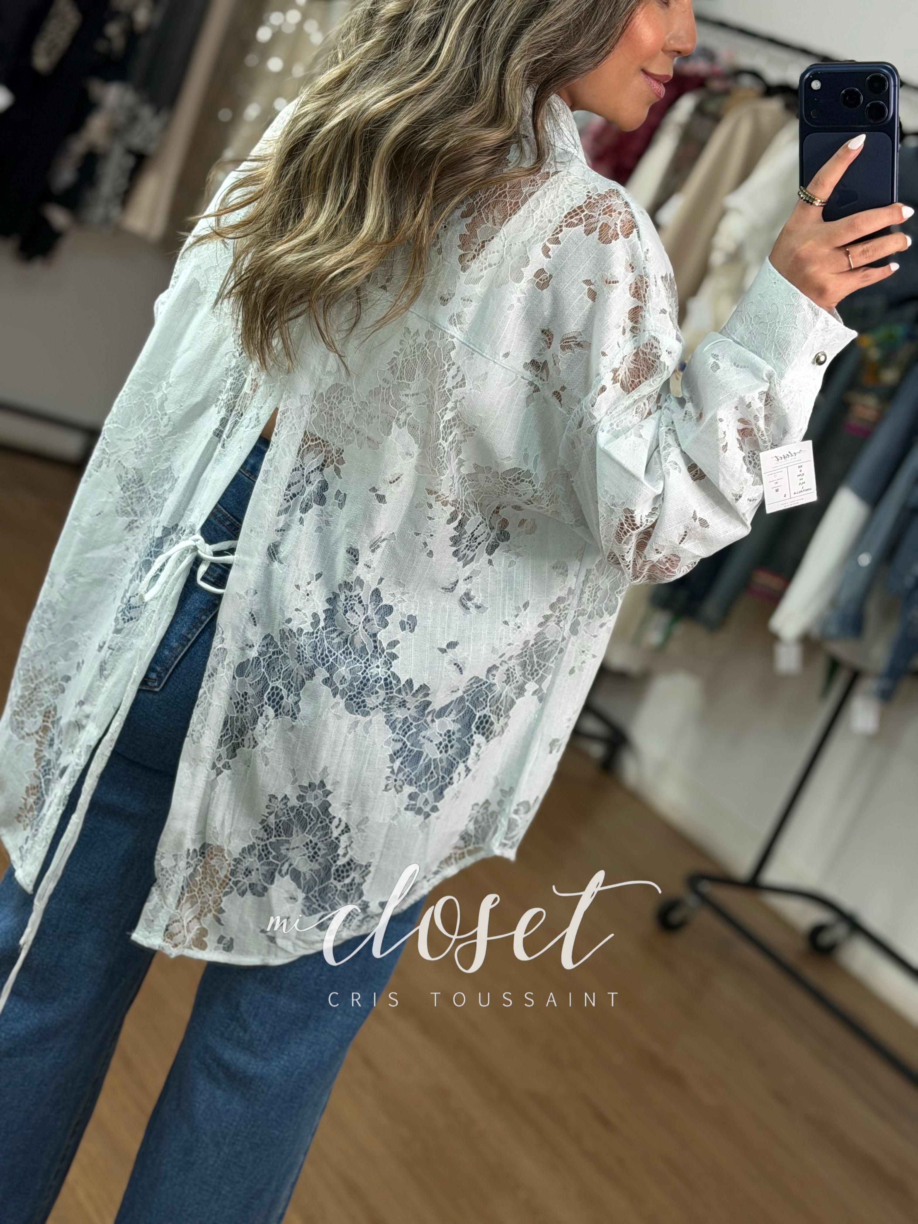 CAMISA LIGERA CALADA CON LISTÓN AJUSTABLE Y ABERTURA EN ESPALDA