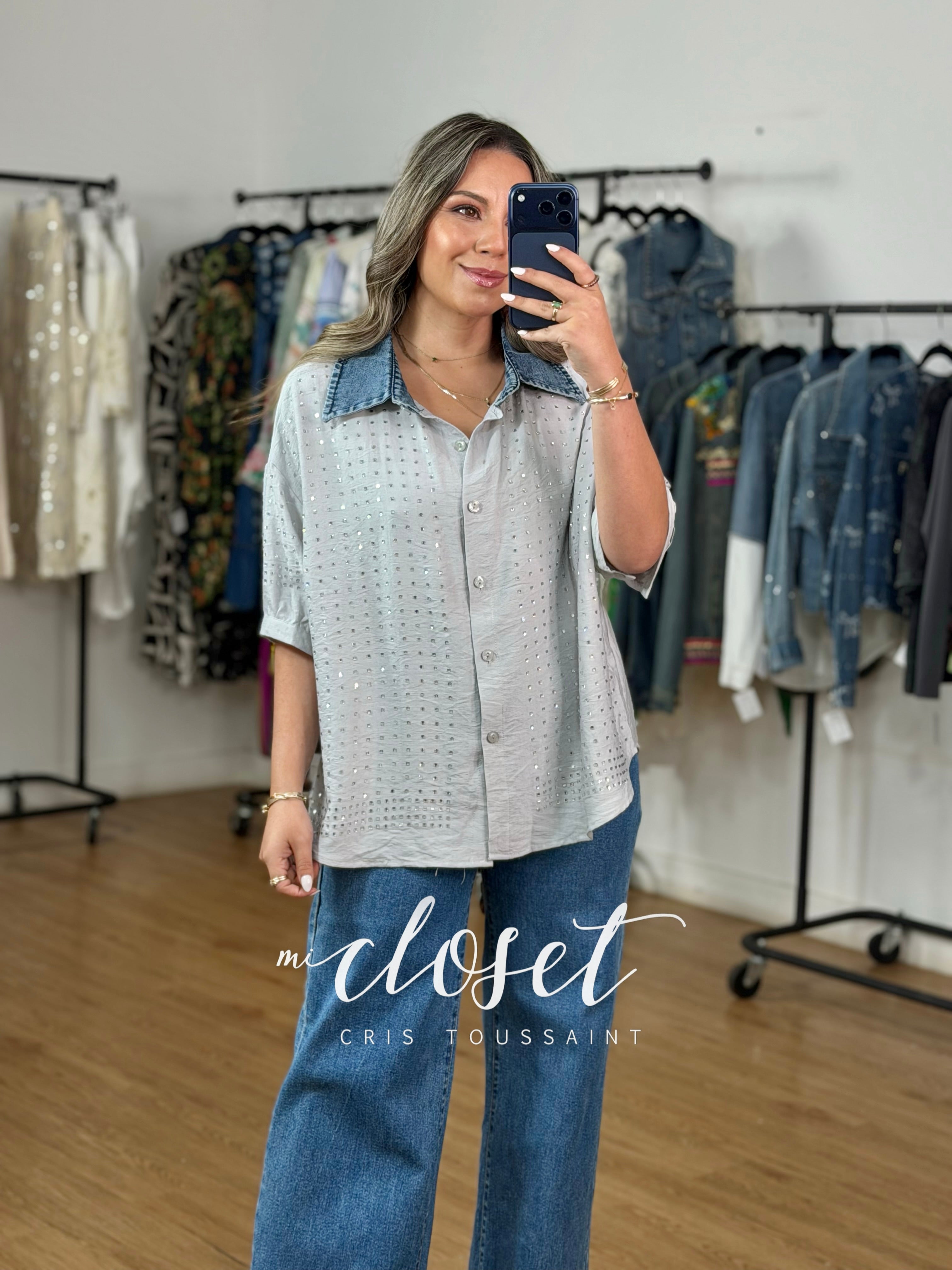 CAMISA LIGERA CON CUELLO DE MEZCLILLA Y CRISTALITOS