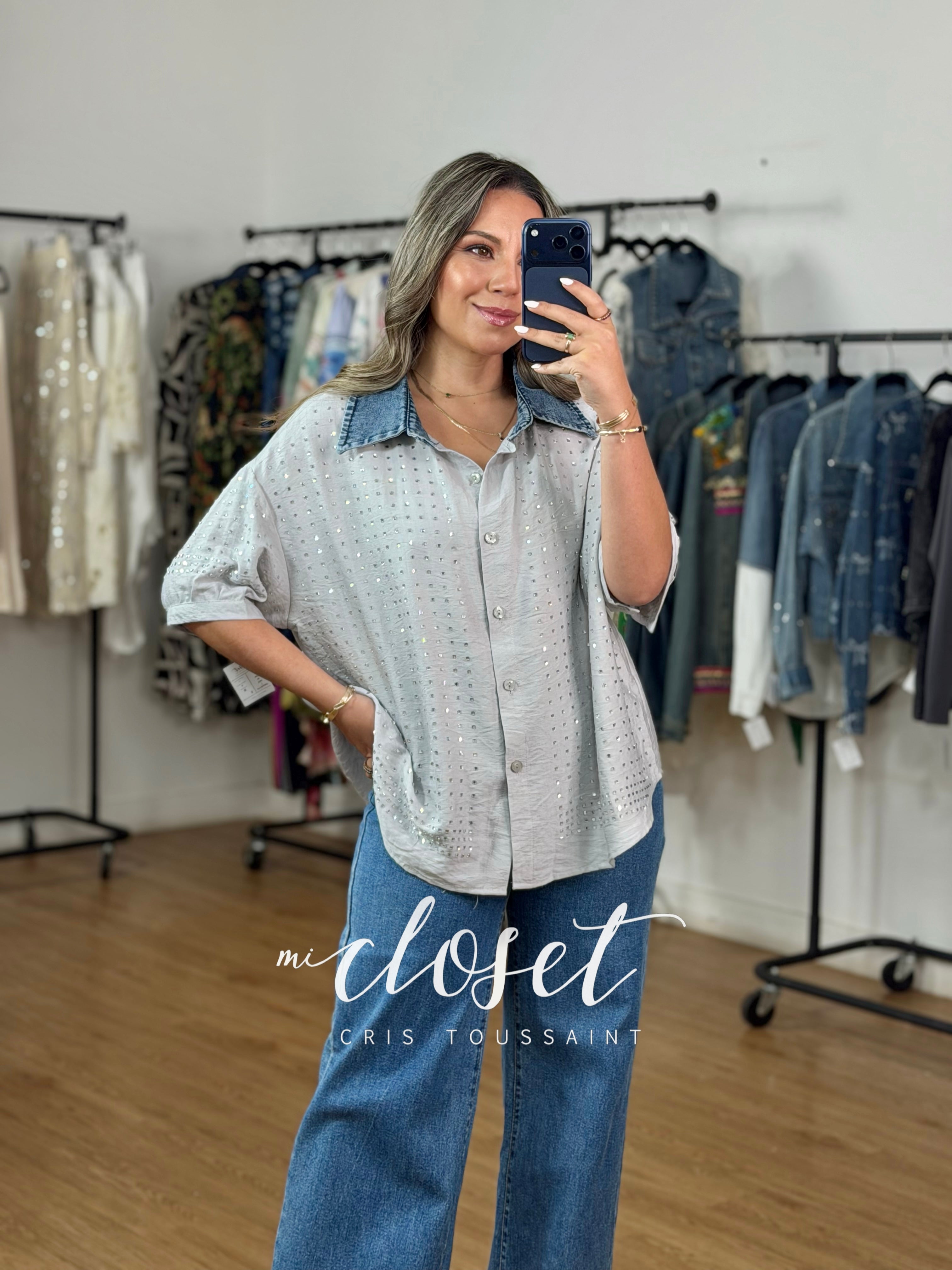 CAMISA LIGERA CON CUELLO DE MEZCLILLA Y CRISTALITOS