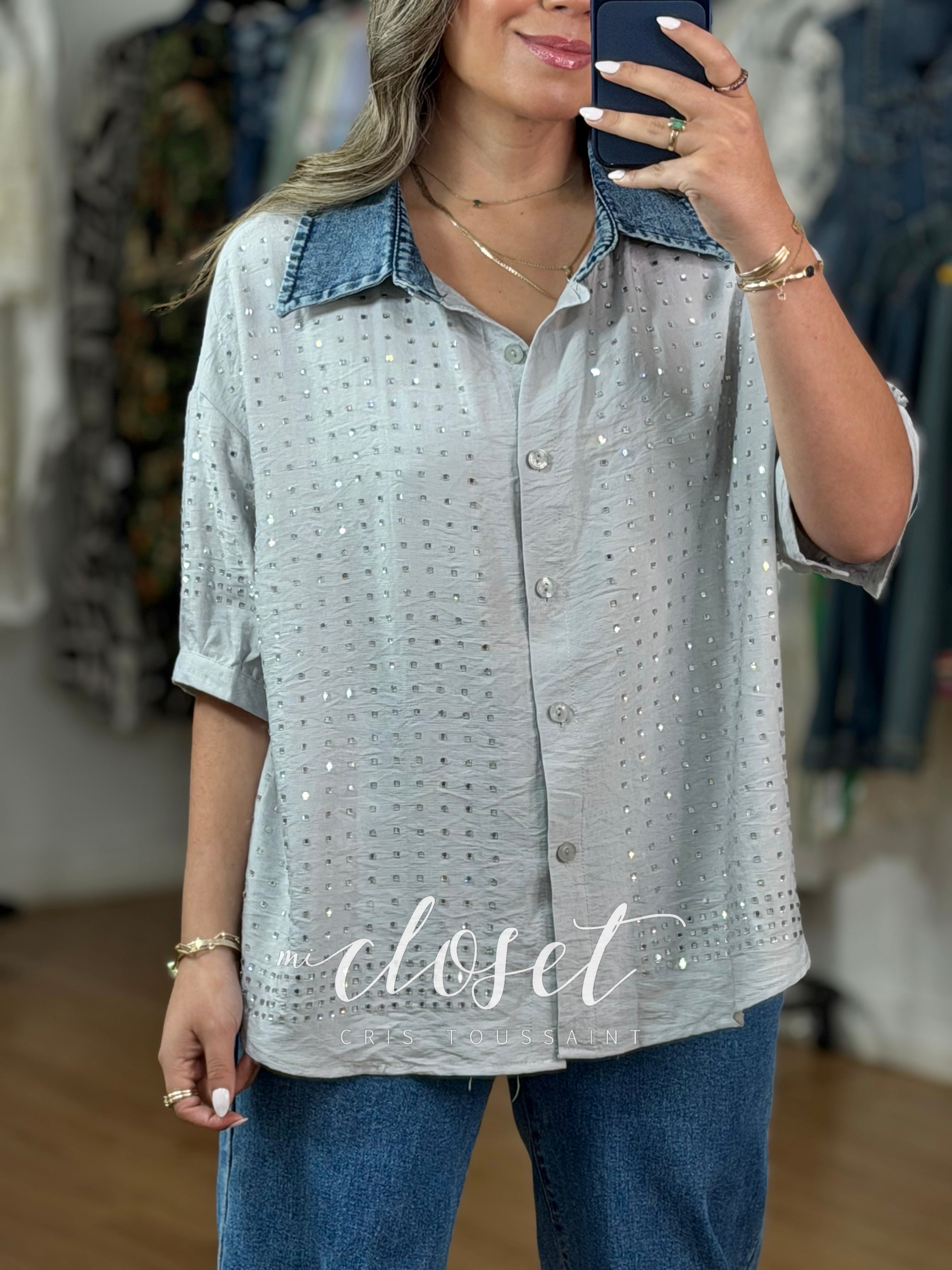 CAMISA LIGERA CON CUELLO DE MEZCLILLA Y CRISTALITOS