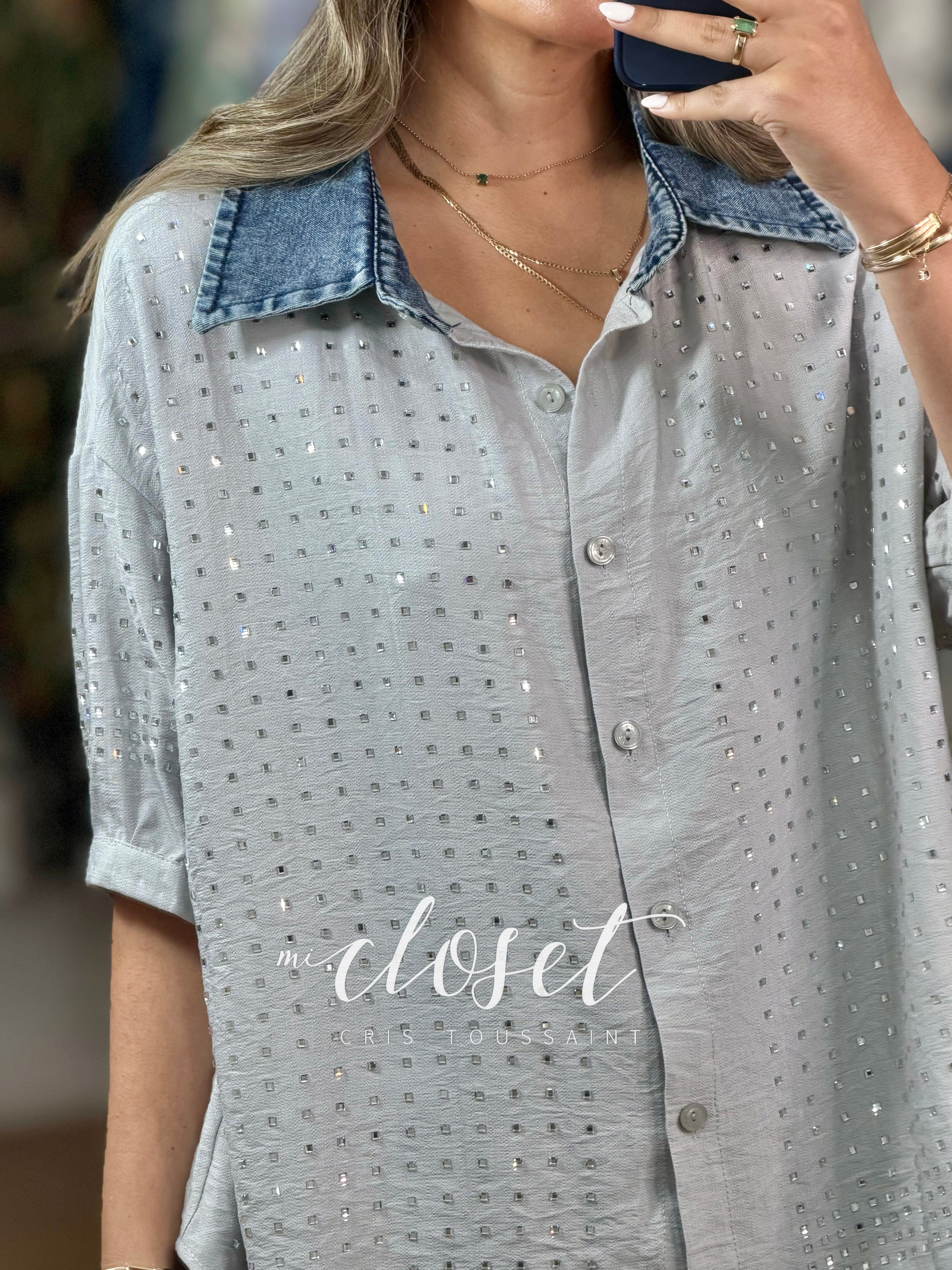 CAMISA LIGERA CON CUELLO DE MEZCLILLA Y CRISTALITOS