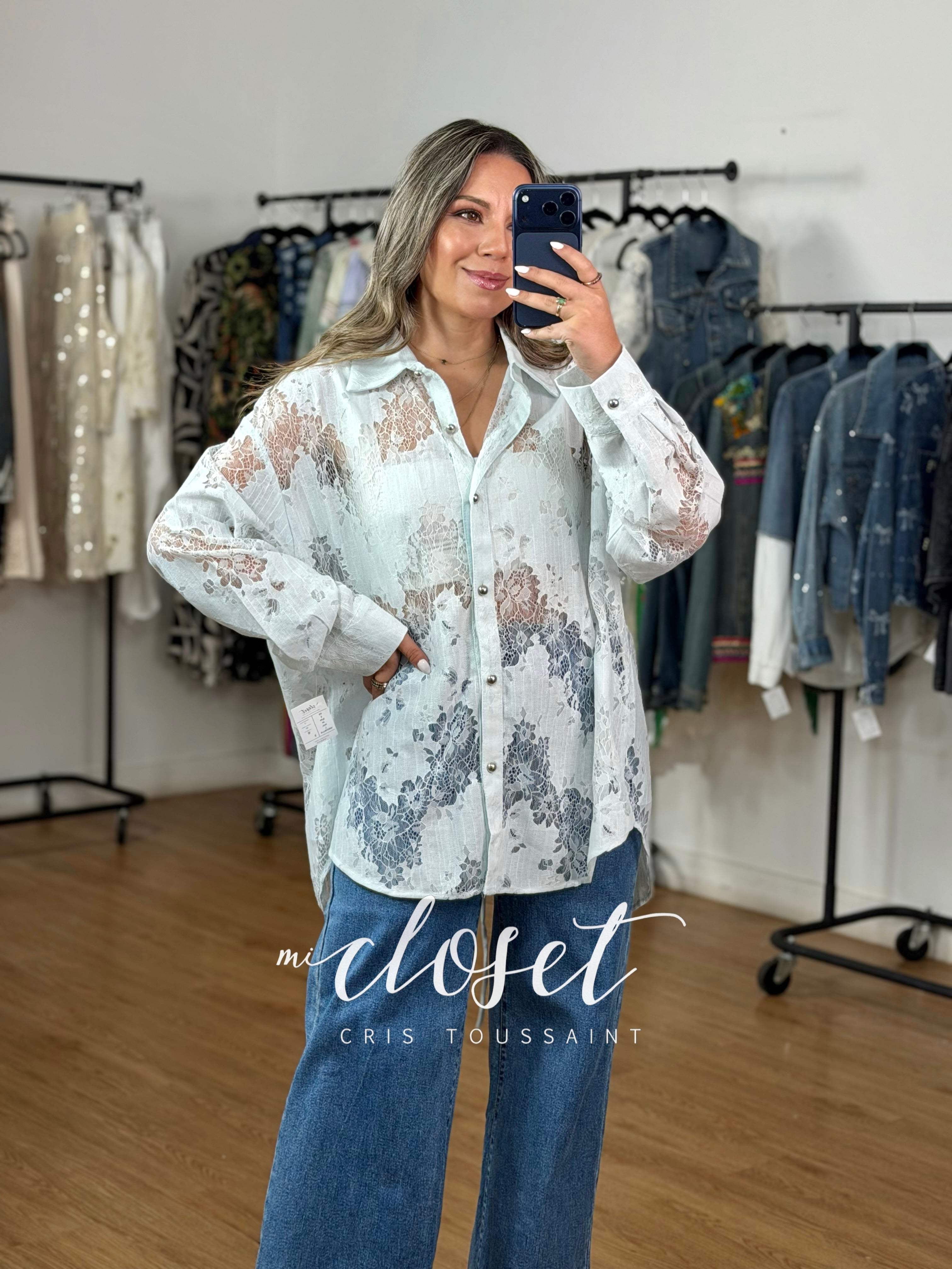 CAMISA LIGERA CALADA CON LISTÓN AJUSTABLE Y ABERTURA EN ESPALDA