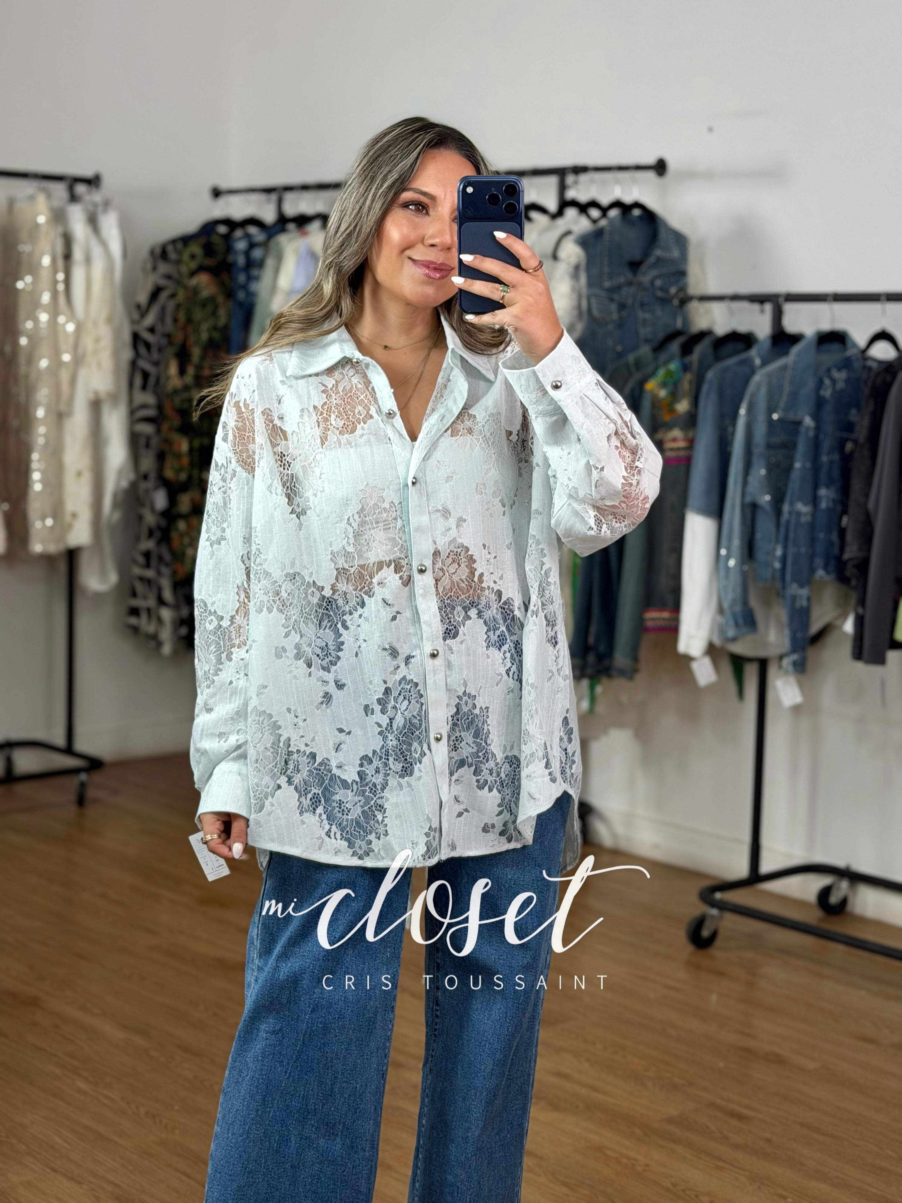 CAMISA LIGERA CALADA CON LISTÓN AJUSTABLE Y ABERTURA EN ESPALDA