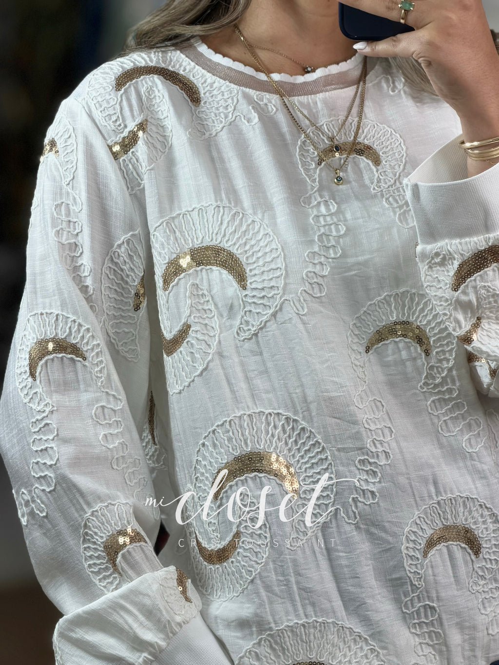 BLUSA LIGERA TIPO HOODIE CON LENTEJUELA Y TEXTURA; TRANSPARENCIA EN CUELLO