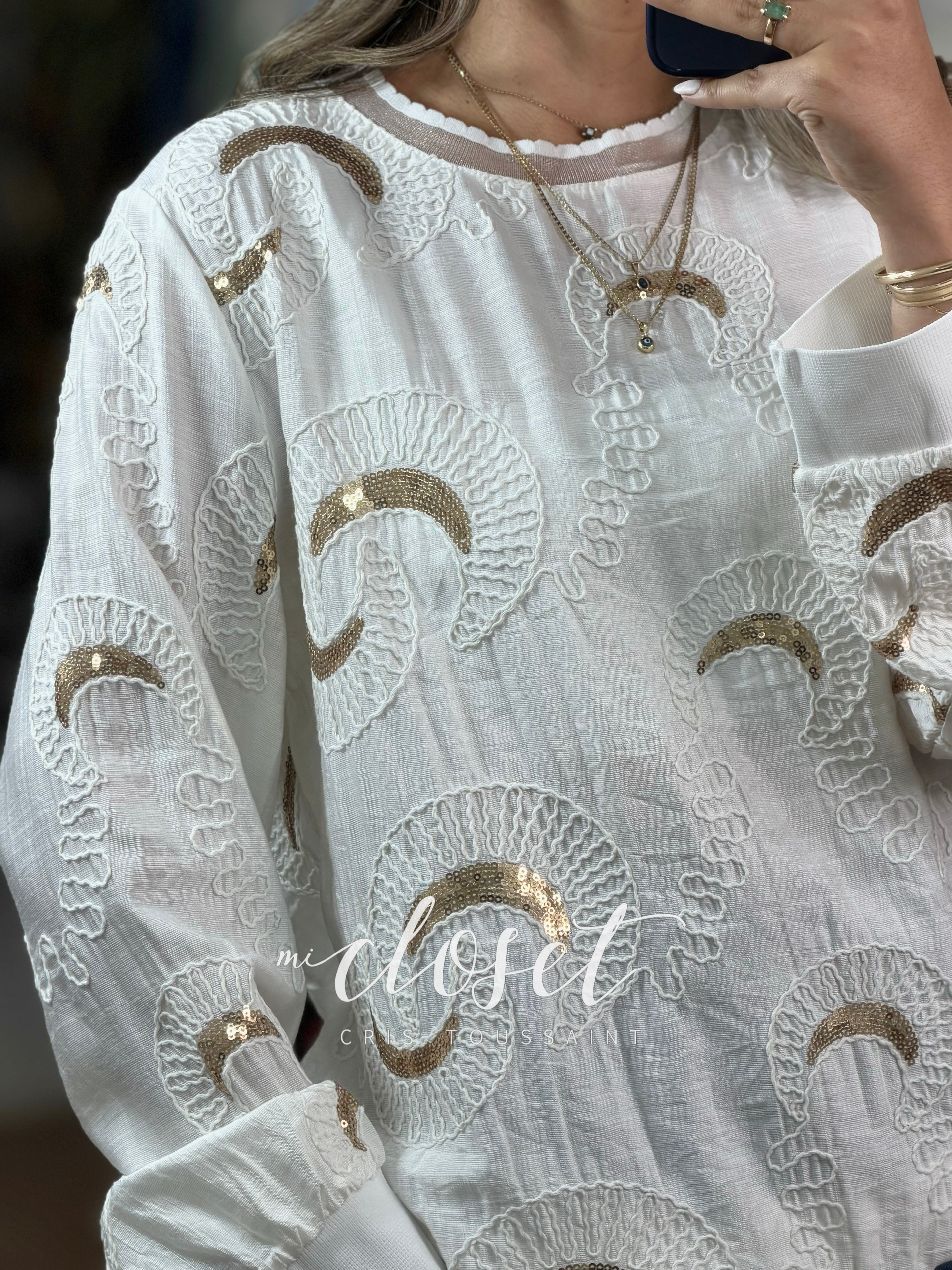 BLUSA LIGERA TIPO HOODIE CON LENTEJUELA Y TEXTURA; TRANSPARENCIA EN CUELLO