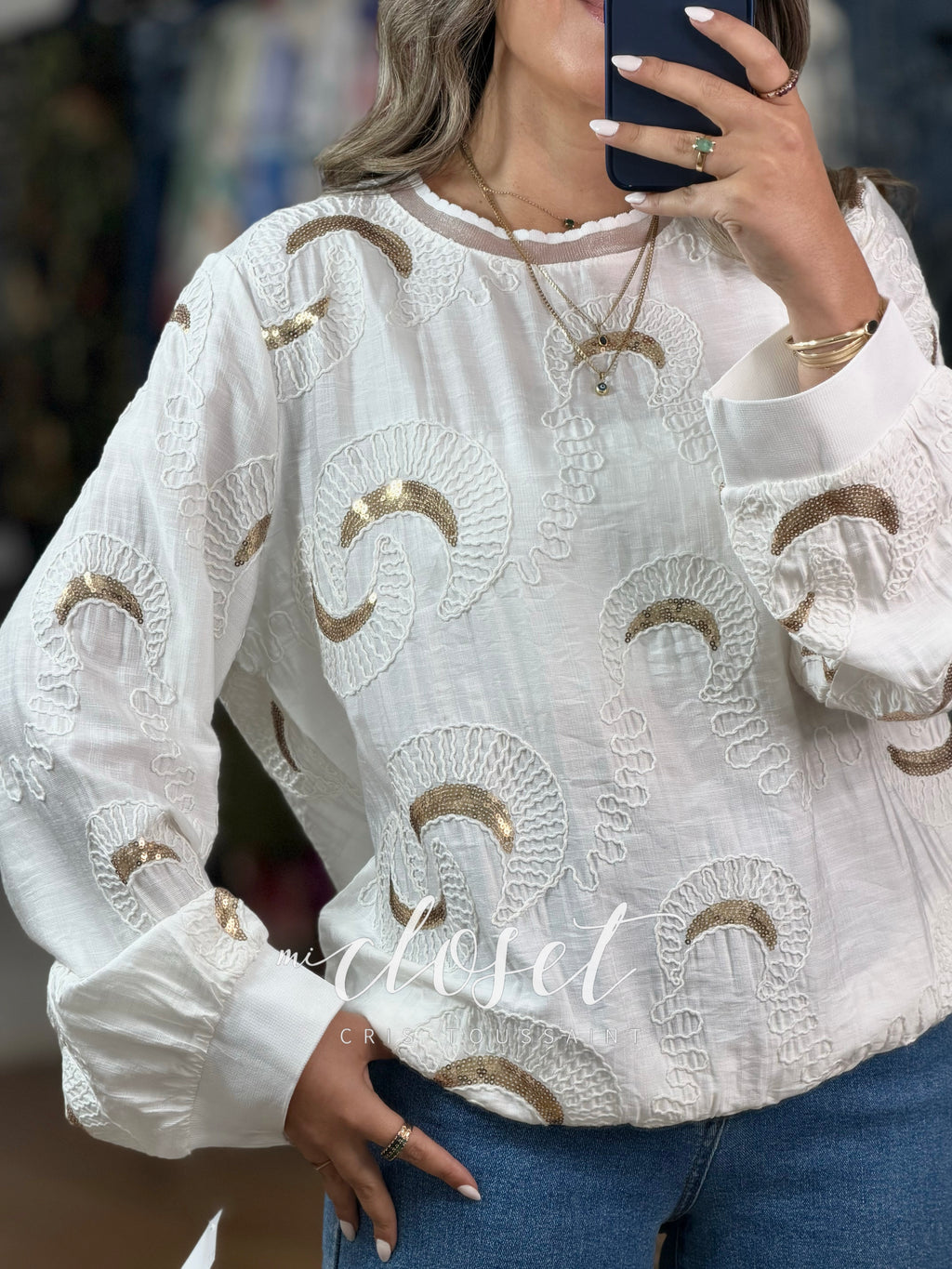 BLUSA LIGERA TIPO HOODIE CON LENTEJUELA Y TEXTURA; TRANSPARENCIA EN CUELLO