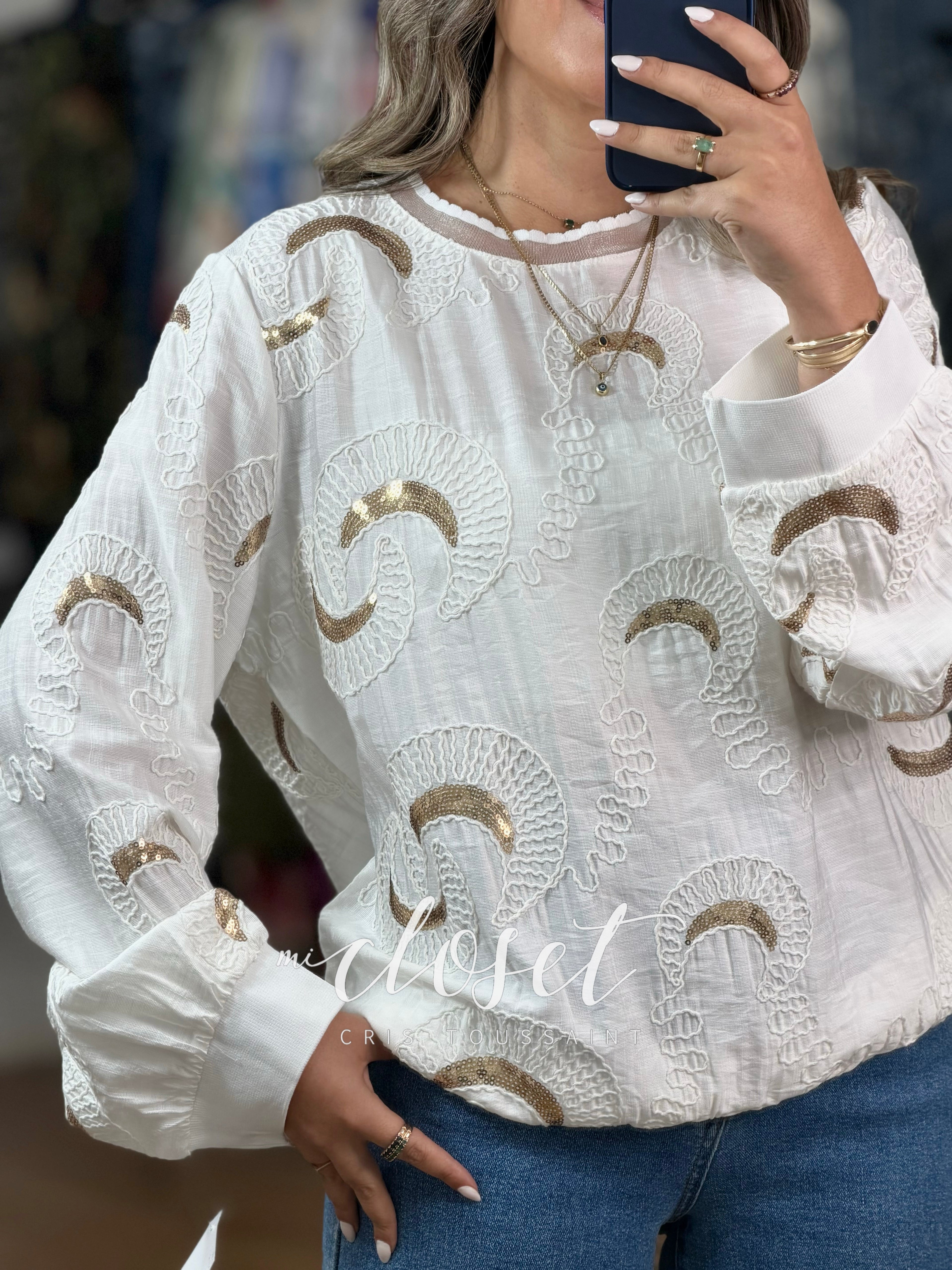 BLUSA LIGERA TIPO HOODIE CON LENTEJUELA Y TEXTURA; TRANSPARENCIA EN CUELLO