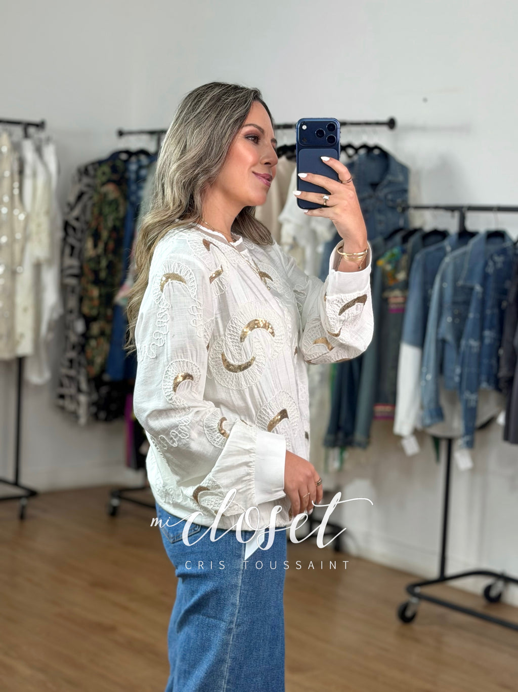 BLUSA LIGERA TIPO HOODIE CON LENTEJUELA Y TEXTURA; TRANSPARENCIA EN CUELLO