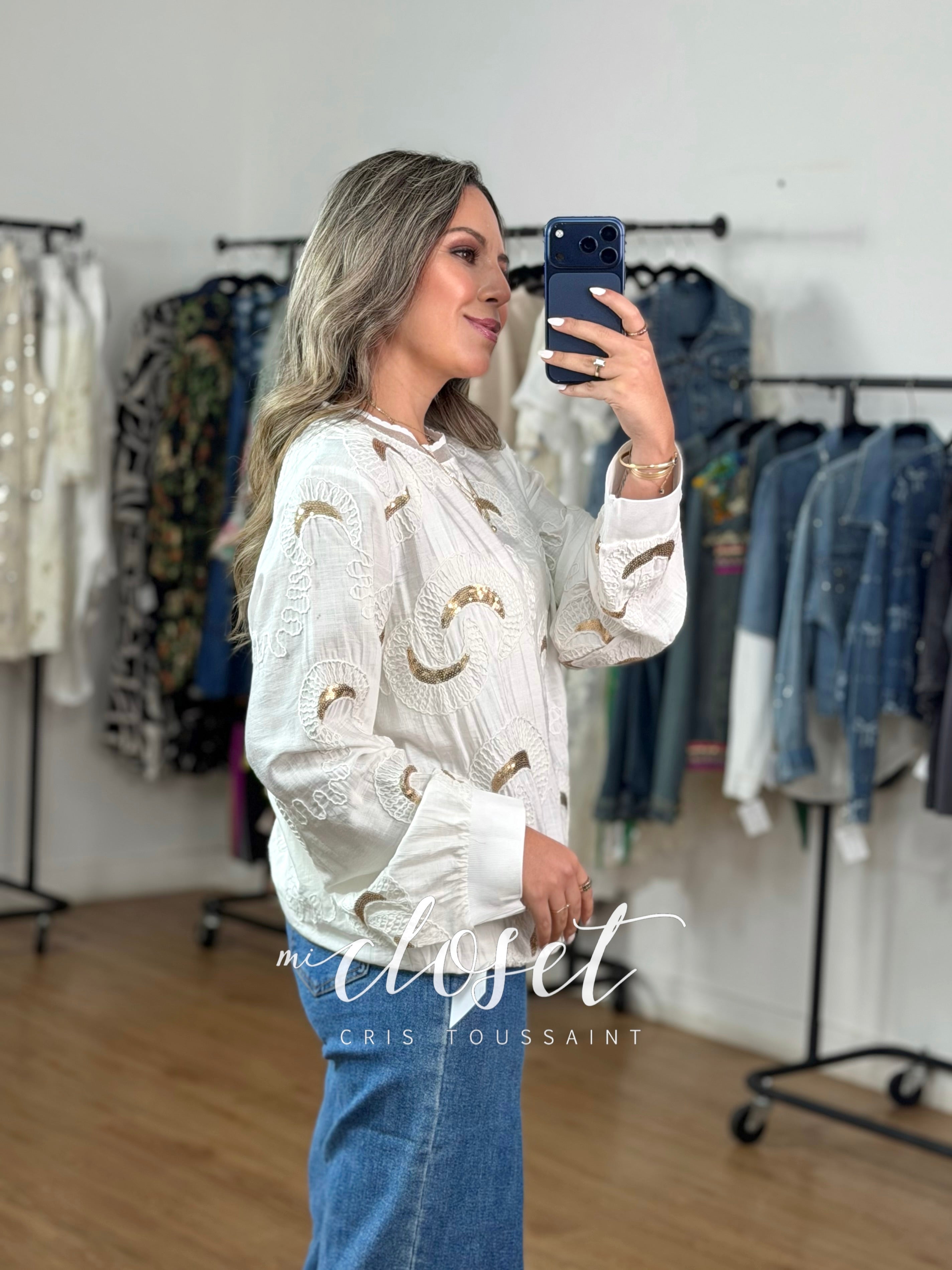 BLUSA LIGERA TIPO HOODIE CON LENTEJUELA Y TEXTURA; TRANSPARENCIA EN CUELLO