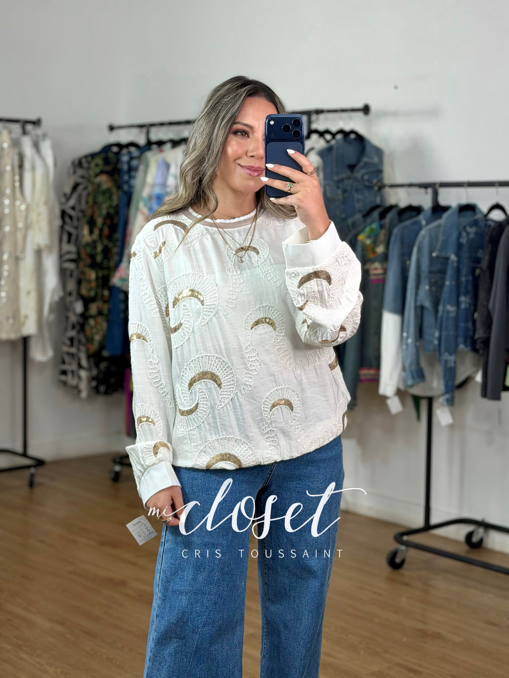 BLUSA LIGERA TIPO HOODIE CON LENTEJUELA Y TEXTURA; TRANSPARENCIA EN CUELLO