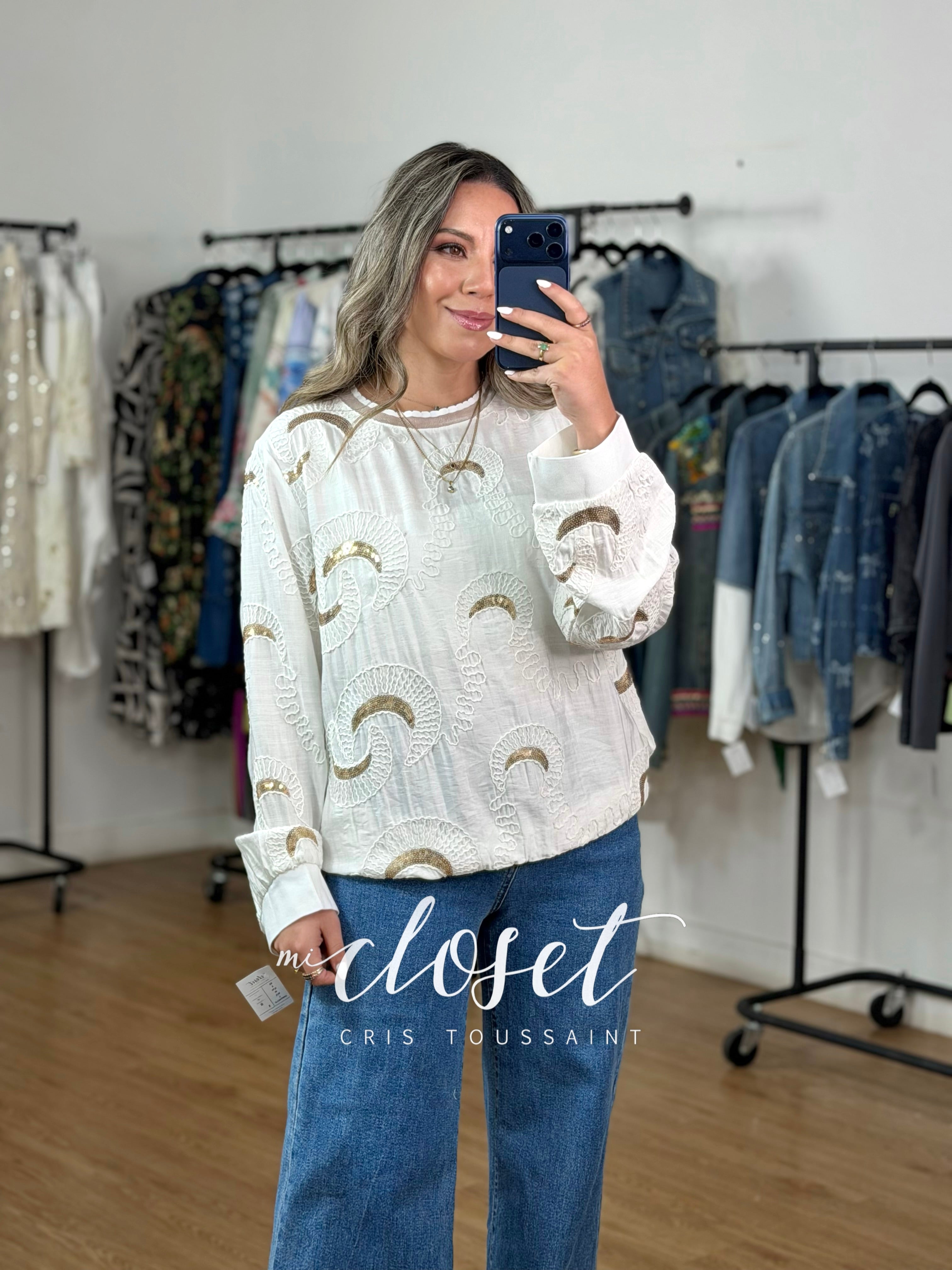 BLUSA LIGERA TIPO HOODIE CON LENTEJUELA Y TEXTURA; TRANSPARENCIA EN CUELLO