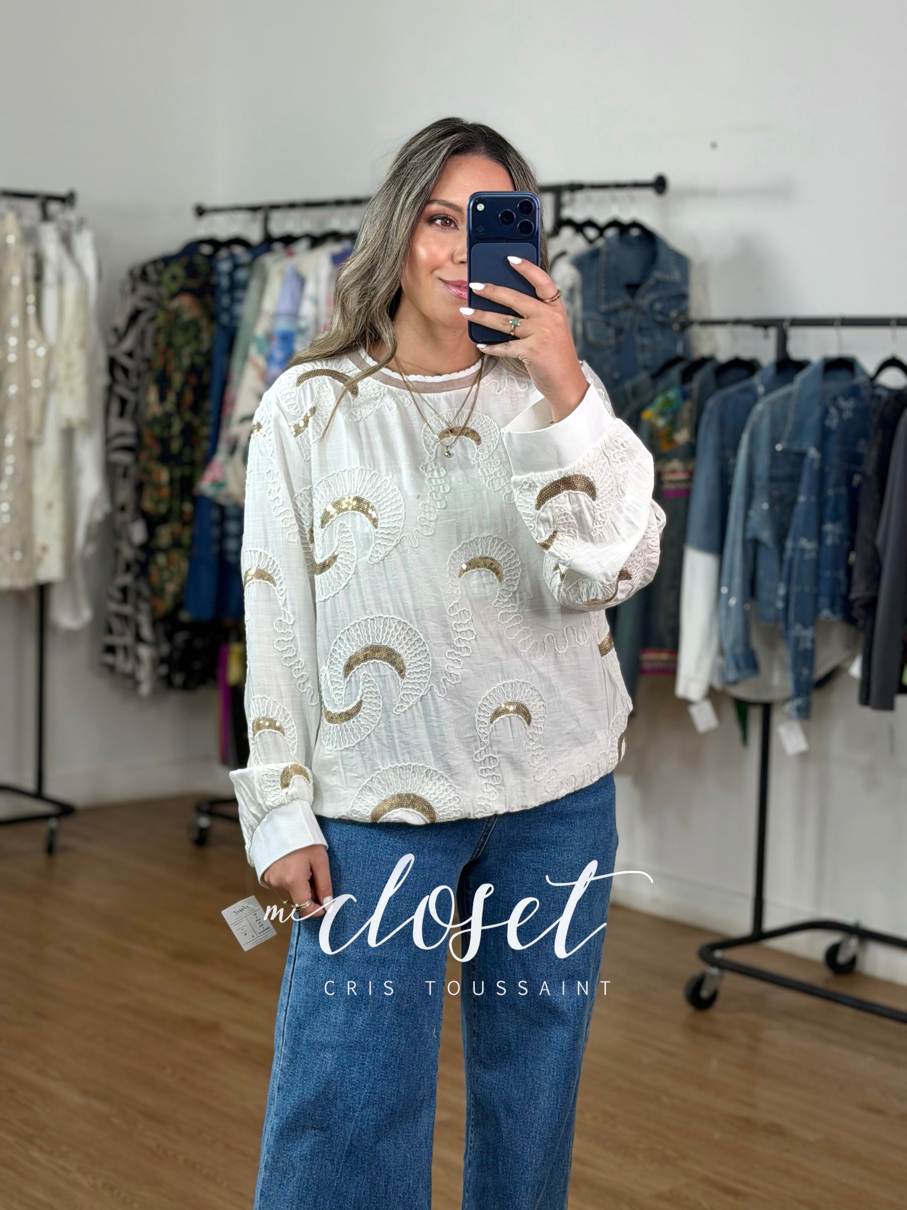 BLUSA LIGERA TIPO HOODIE CON LENTEJUELA Y TEXTURA; TRANSPARENCIA EN CUELLO