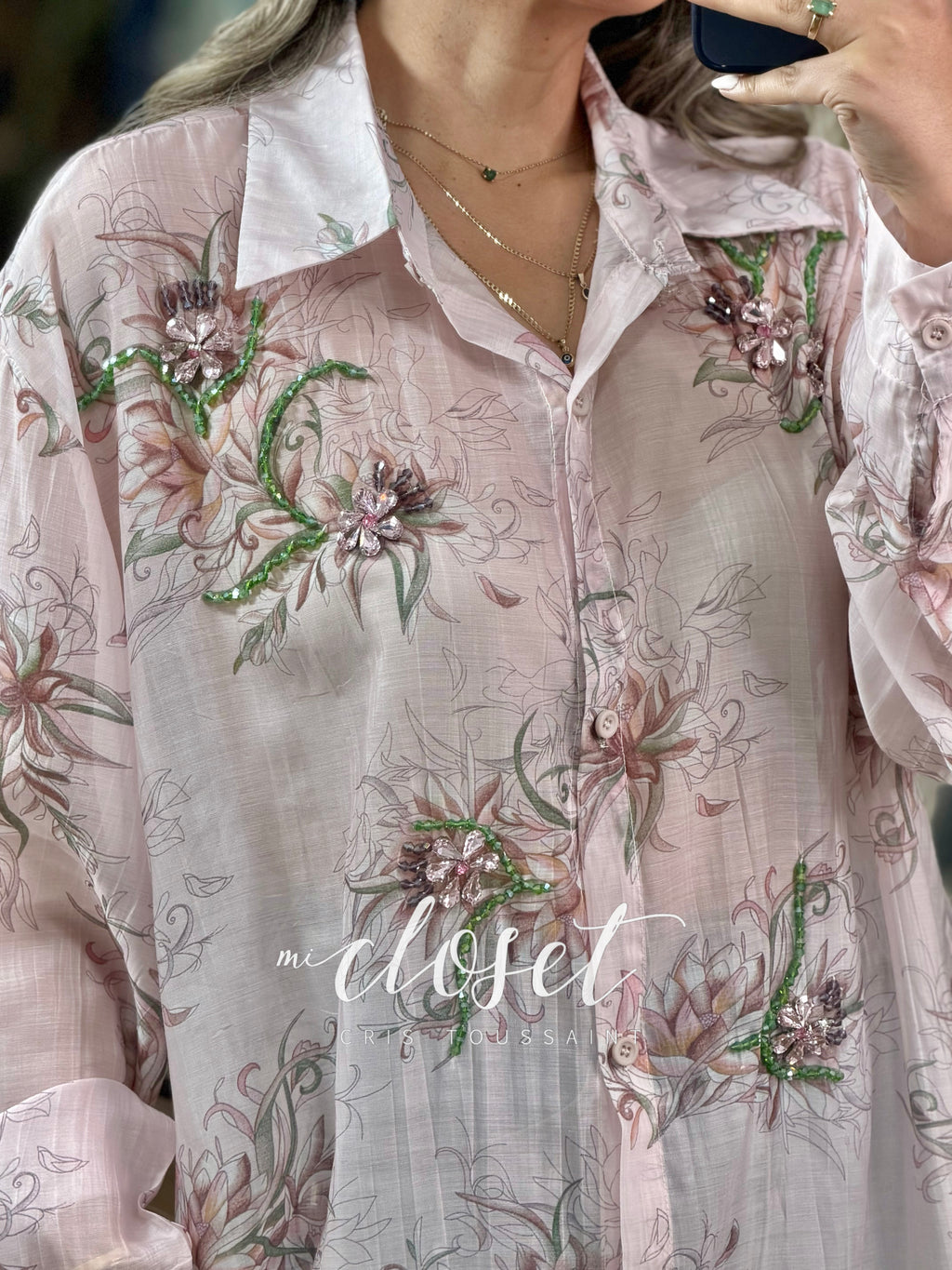 CAMISA LIGERA SEMI TRANSPARENTE CON DETALLES DE PEDRERÍA, CHAQUIRA Y BOTONES