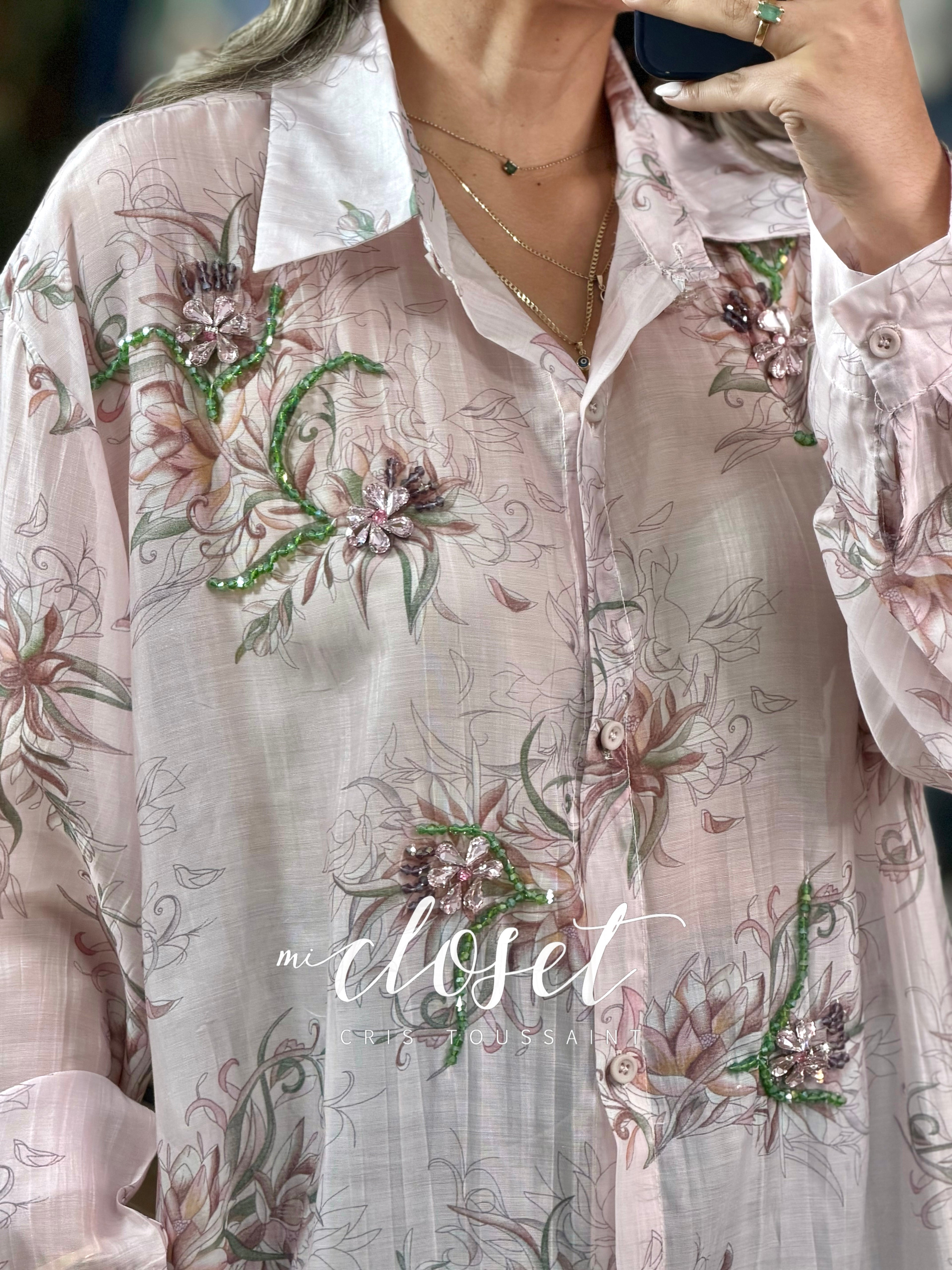 CAMISA LIGERA SEMI TRANSPARENTE CON DETALLES DE PEDRERÍA, CHAQUIRA Y BOTONES