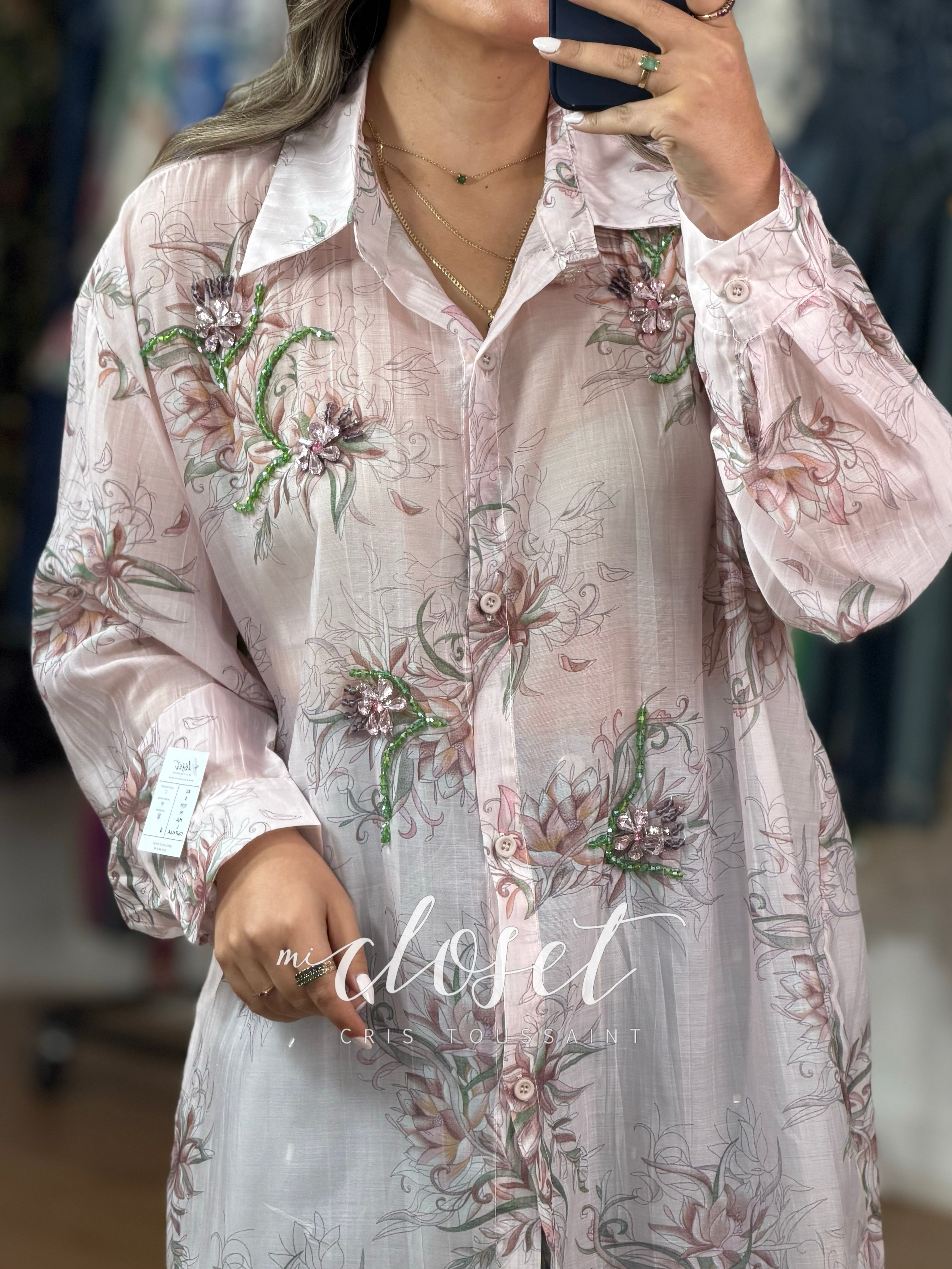 CAMISA LIGERA SEMI TRANSPARENTE CON DETALLES DE PEDRERÍA, CHAQUIRA Y BOTONES