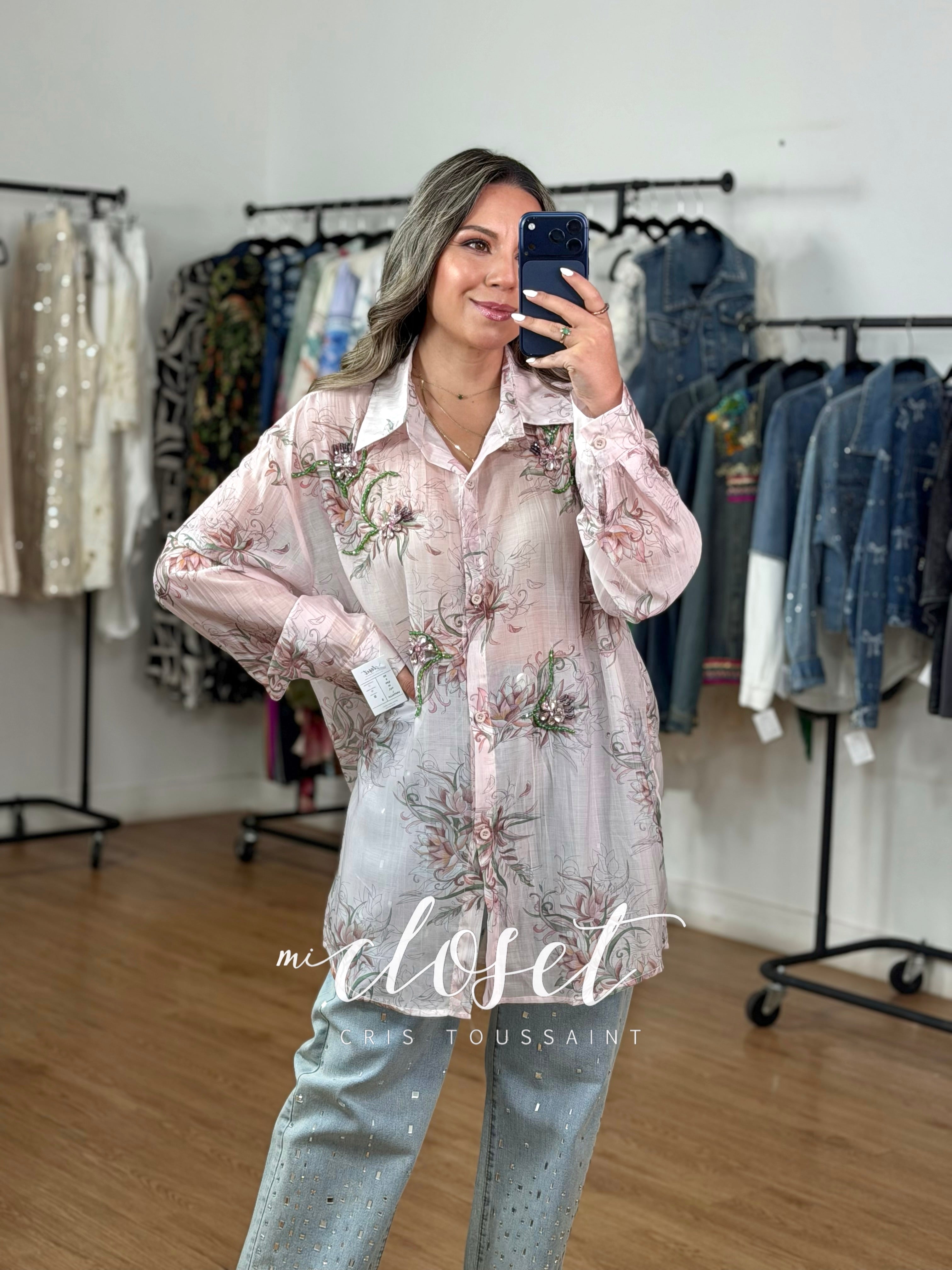 CAMISA LIGERA SEMI TRANSPARENTE CON DETALLES DE PEDRERÍA, CHAQUIRA Y BOTONES