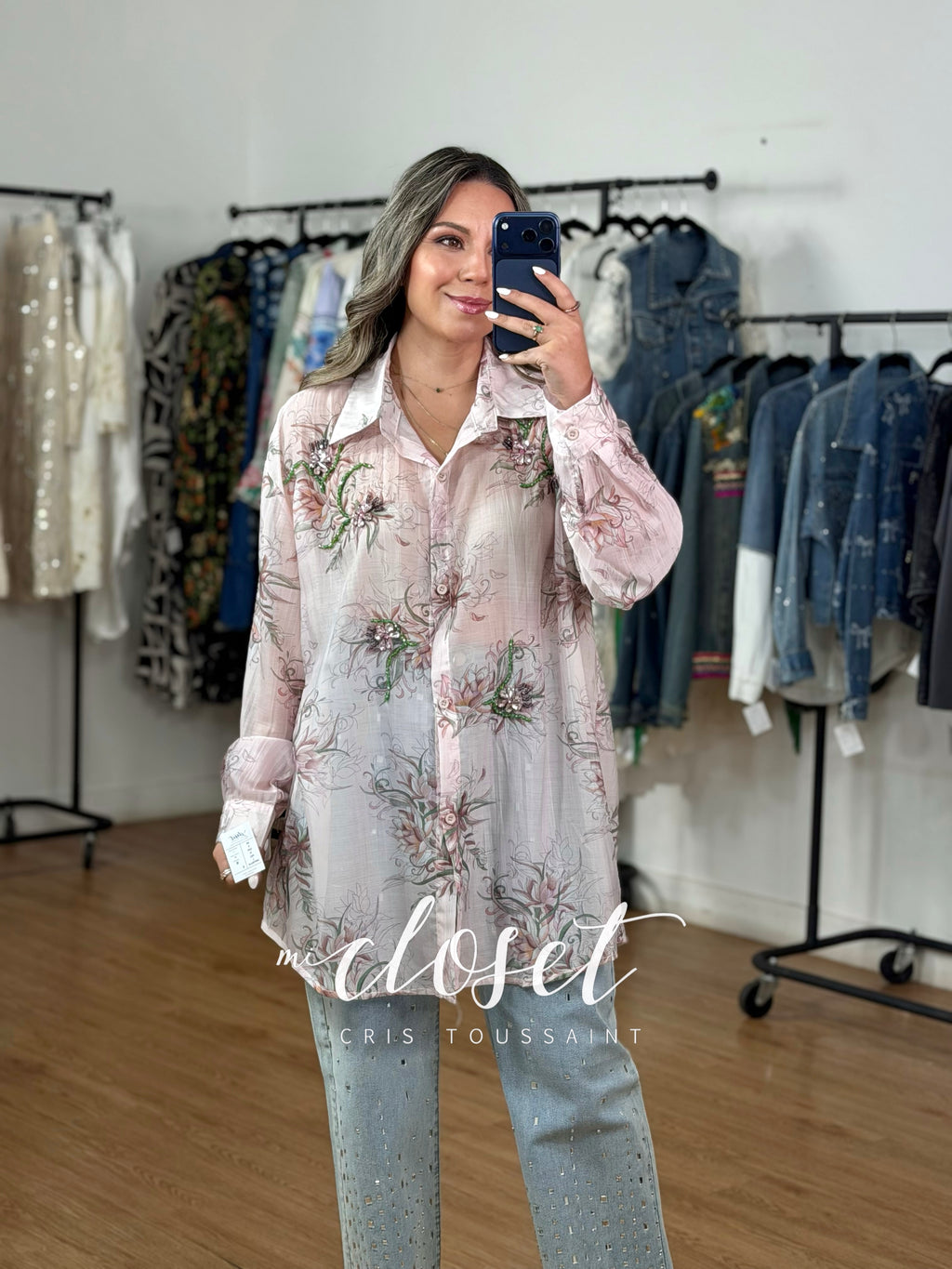 CAMISA LIGERA SEMI TRANSPARENTE CON DETALLES DE PEDRERÍA, CHAQUIRA Y BOTONES