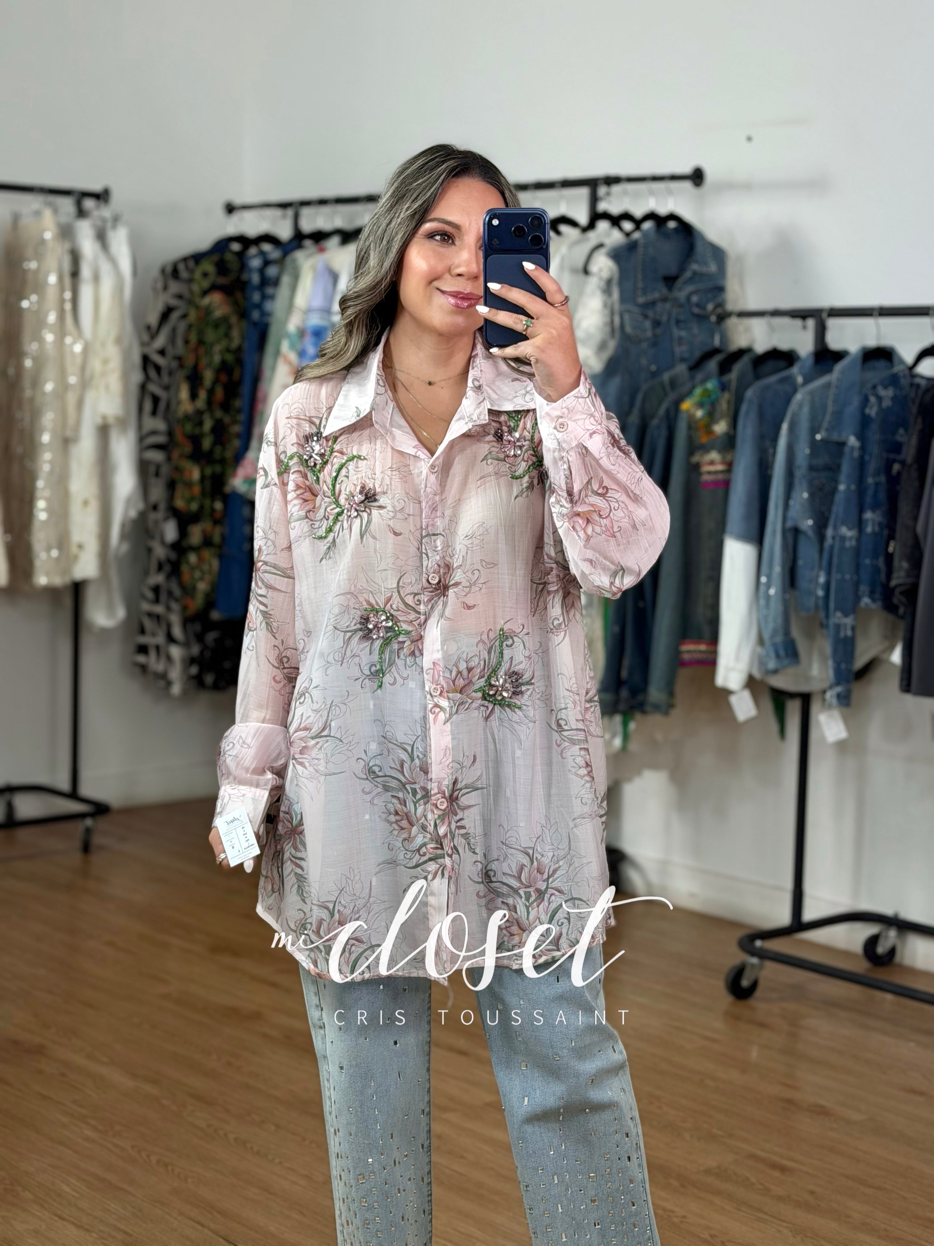 CAMISA LIGERA SEMI TRANSPARENTE CON DETALLES DE PEDRERÍA, CHAQUIRA Y BOTONES