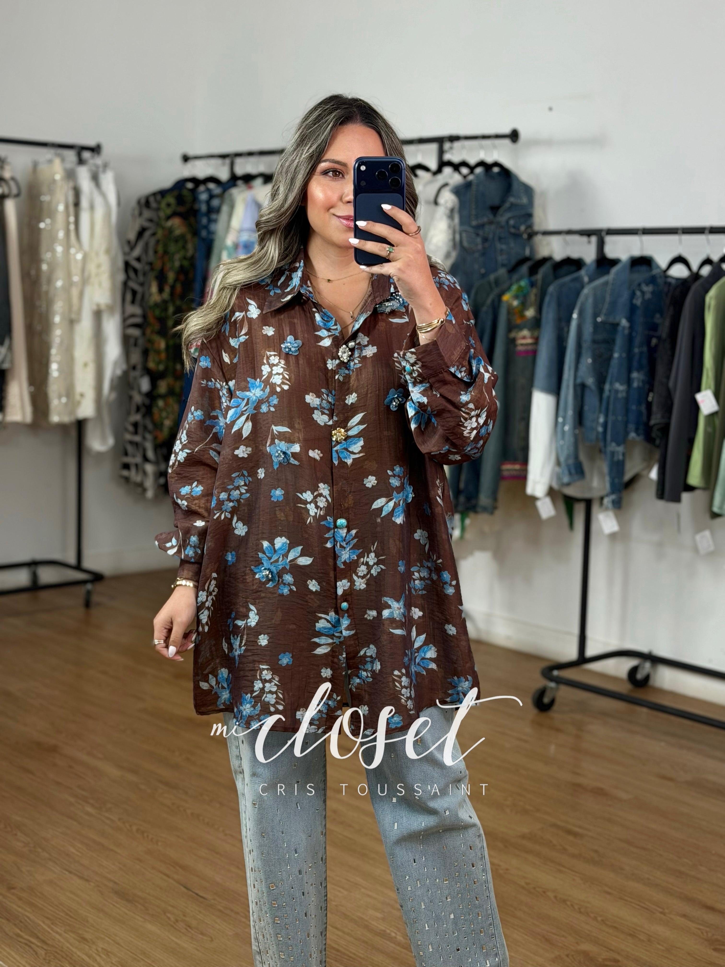 CAMISA LIGERA SEMI TRANSPARENTE OVERSIZED CON ESTAMPADO DE FLORES Y DETALLE EN BOTONES