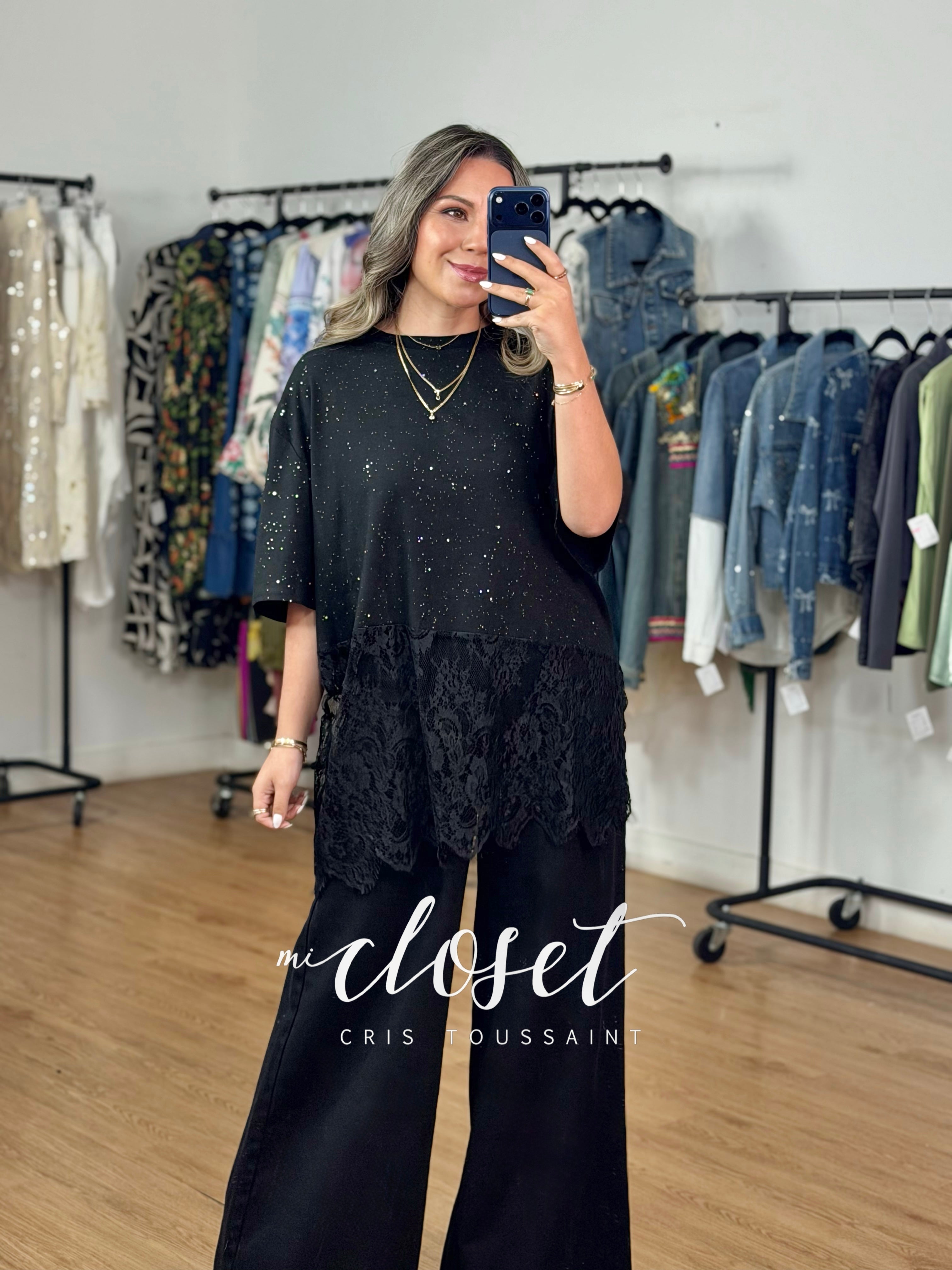 TEESHIRT OVERSIZED CON CHISPAS DE BRILLOS Y DETALLE EN PARTE DE ABAJO