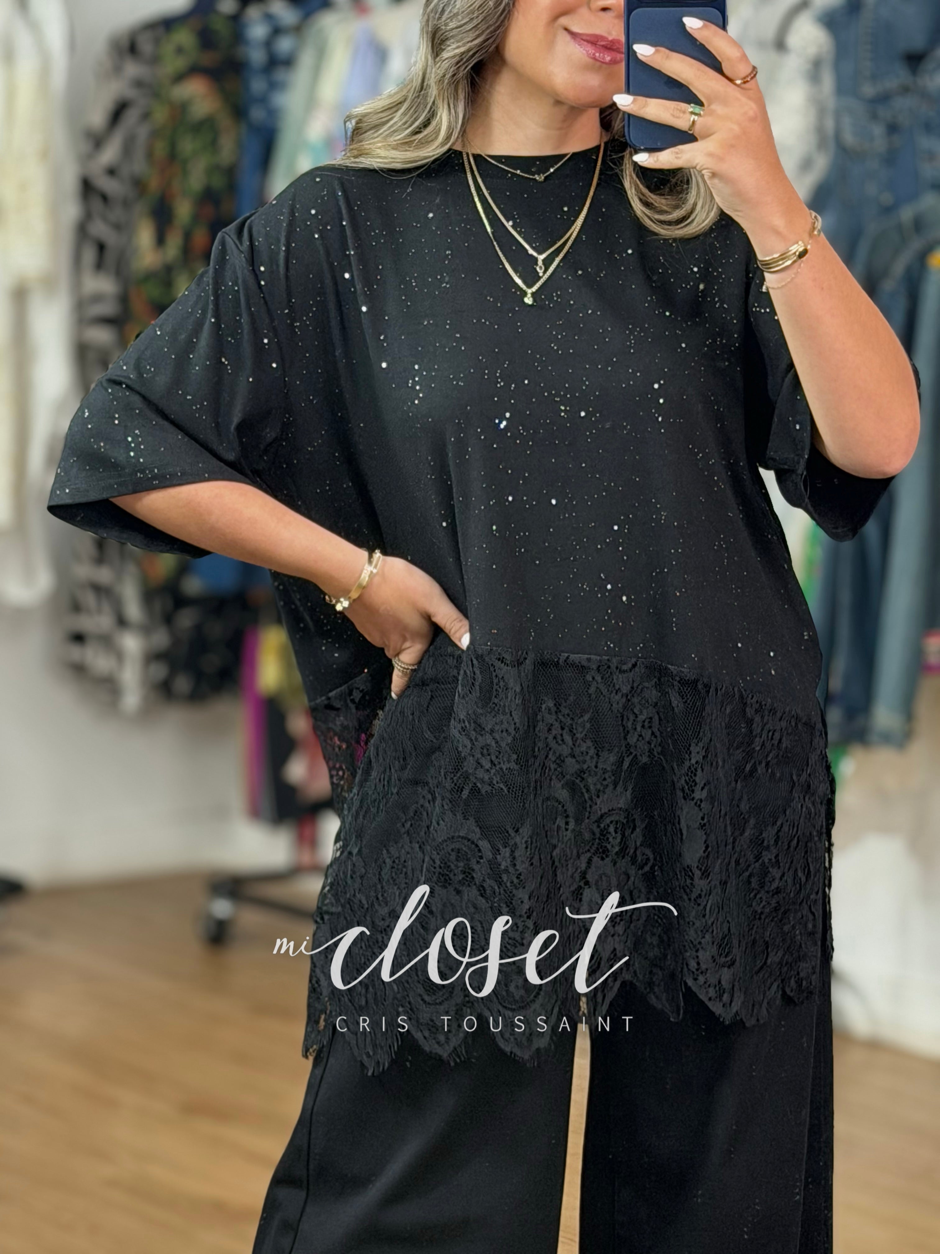 TEESHIRT OVERSIZED CON CHISPAS DE BRILLOS Y DETALLE EN PARTE DE ABAJO