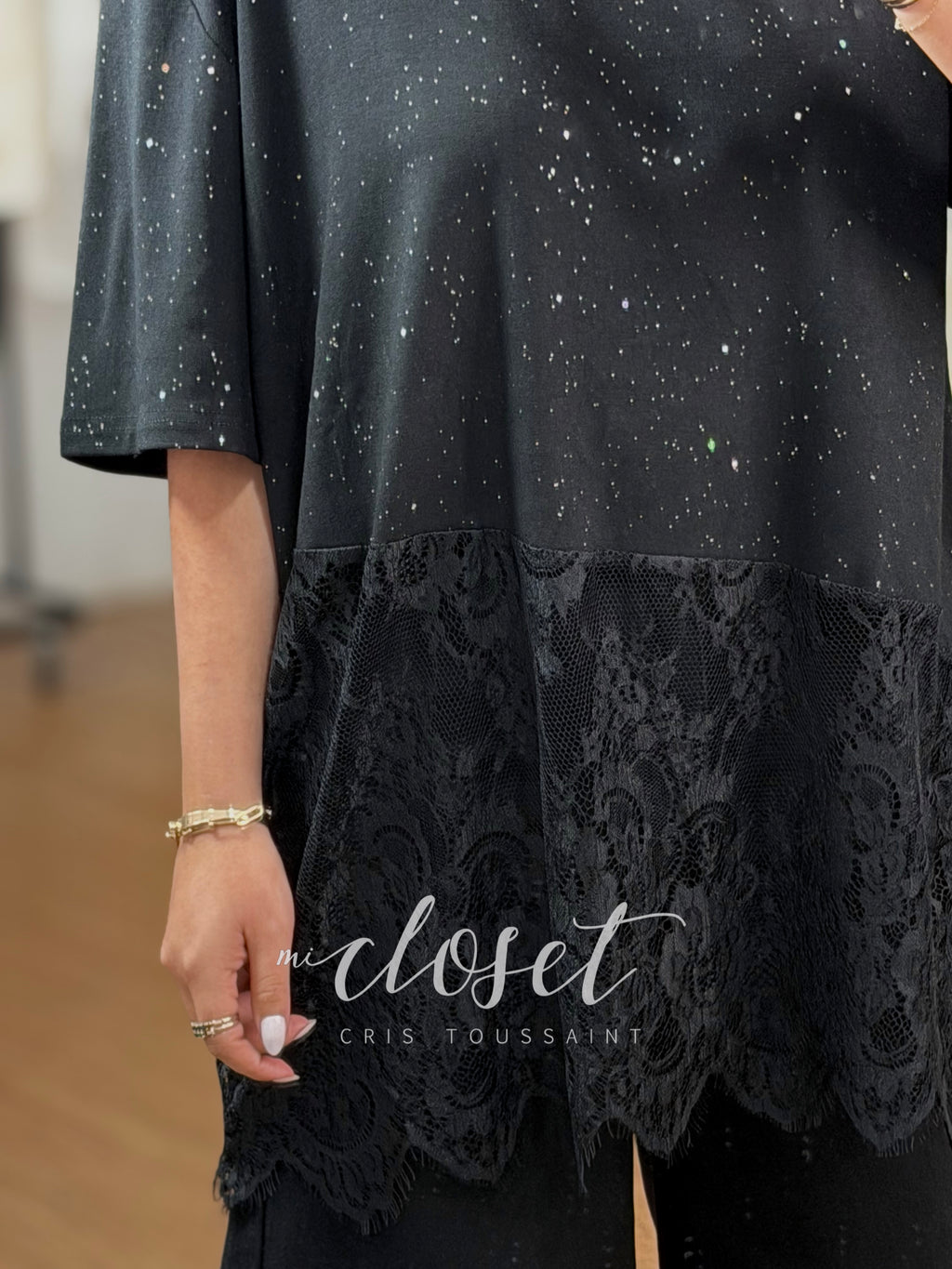 TEESHIRT OVERSIZED CON CHISPAS DE BRILLOS Y DETALLE EN PARTE DE ABAJO