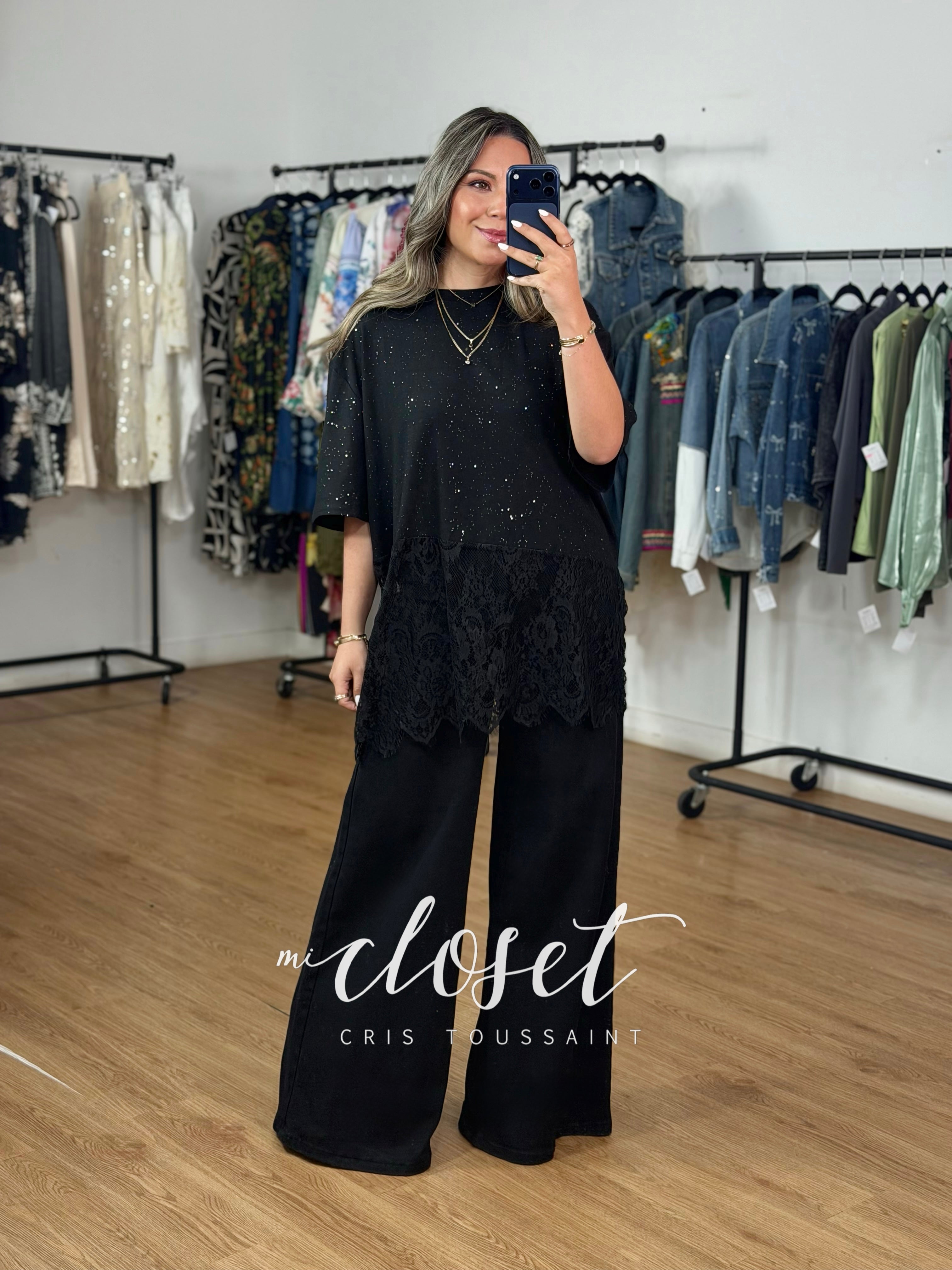 TEESHIRT OVERSIZED CON CHISPAS DE BRILLOS Y DETALLE EN PARTE DE ABAJO