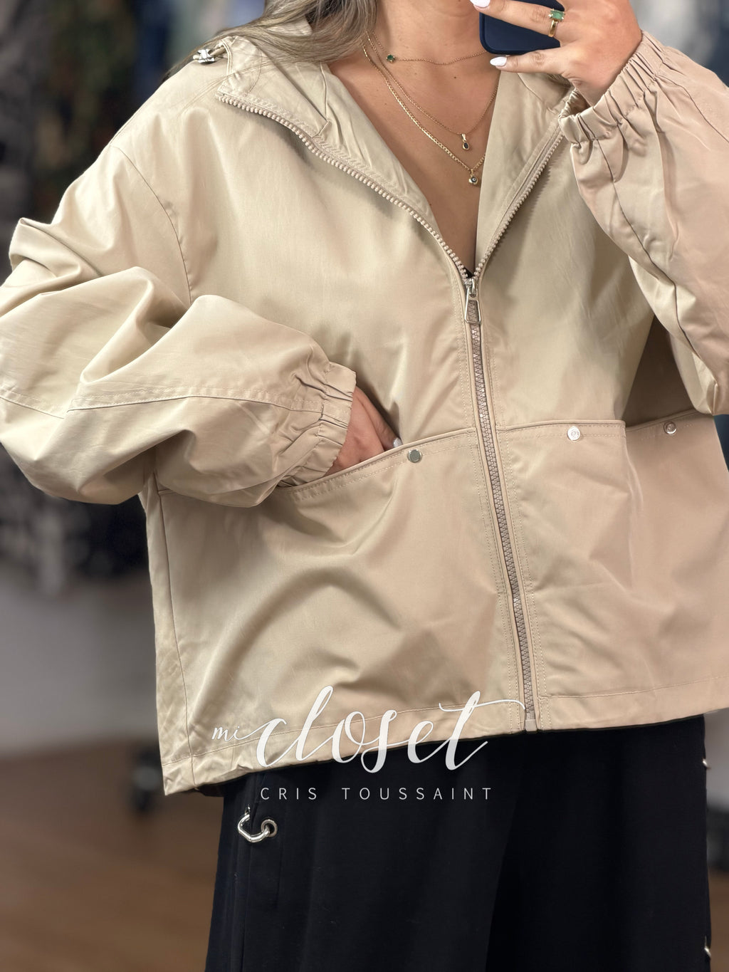 CHAMARRITA LIGERA DE TELA IMPERMEABLE, LISTÓN AJUSTABLE EN CINTURA Y GORRO