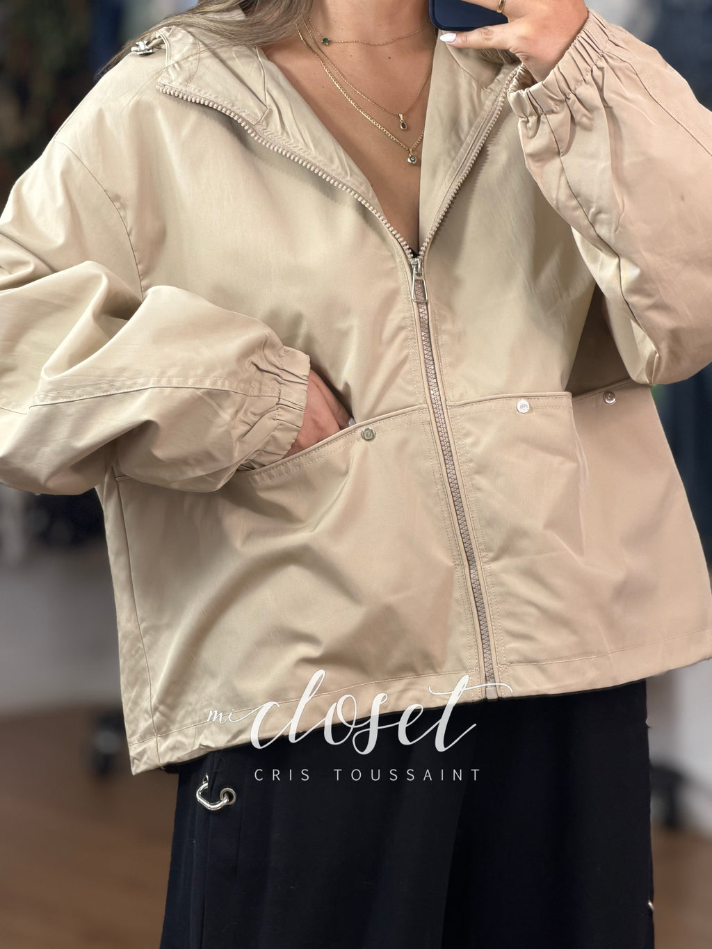 CHAMARRITA LIGERA DE TELA IMPERMEABLE, LISTÓN AJUSTABLE EN CINTURA Y GORRO