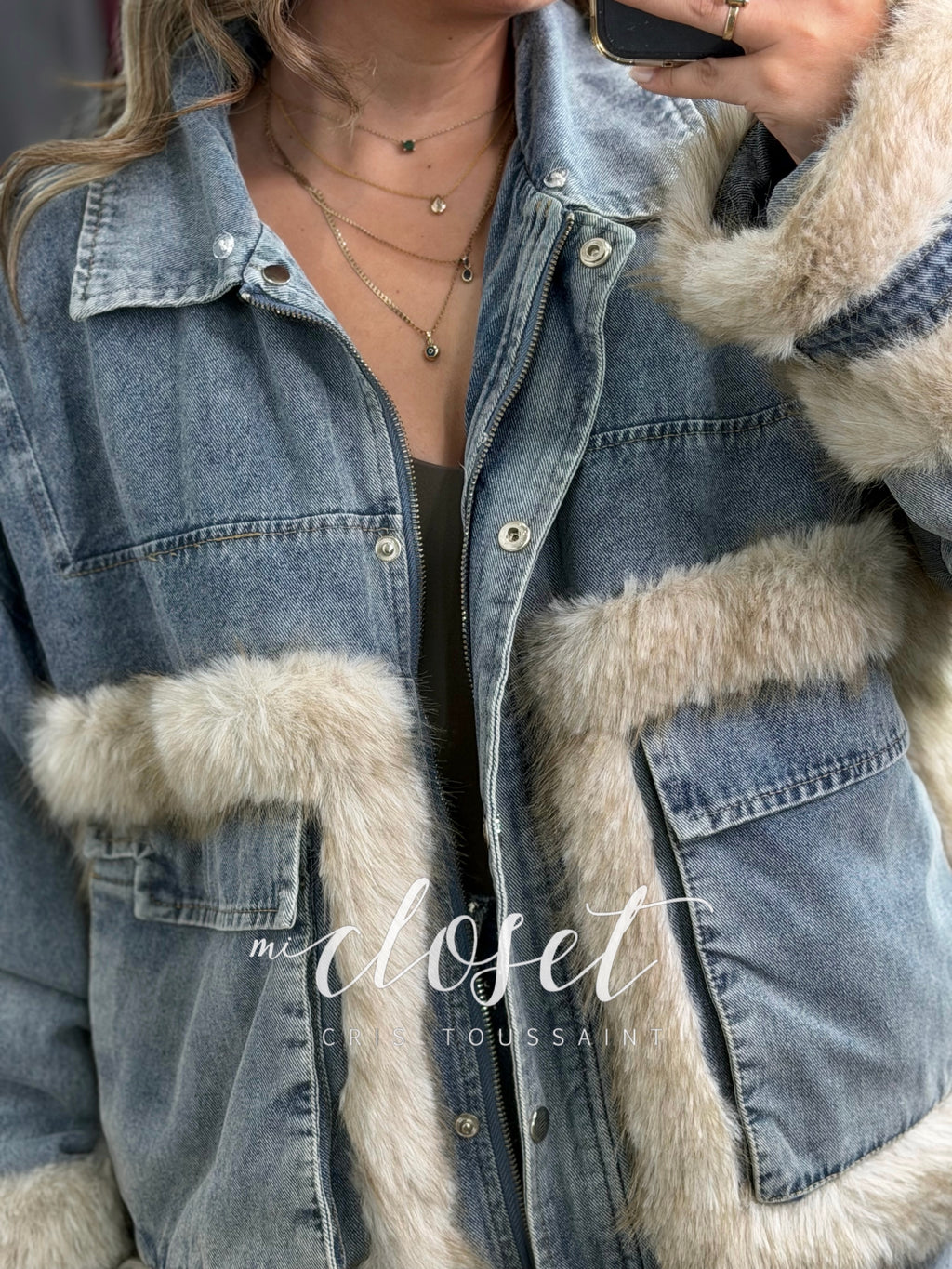 CHAMARRA DE MEZCLILLA, FORRO POR DENTRO; DETALLE DE PELO DE EXCELENTE CALIDAD EN BOLSAS, PUÑOS Y CUELLO DESMONTABLE