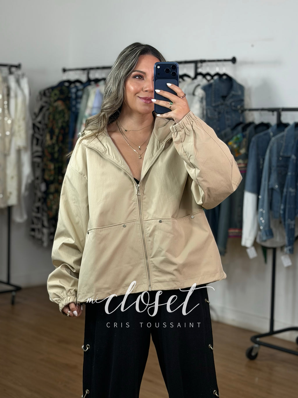 CHAMARRITA LIGERA DE TELA IMPERMEABLE, LISTÓN AJUSTABLE EN CINTURA Y GORRO