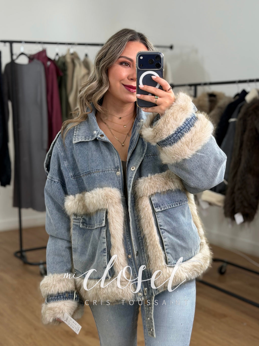 CHAMARRA DE MEZCLILLA, FORRO POR DENTRO; DETALLE DE PELO DE EXCELENTE CALIDAD EN BOLSAS, PUÑOS Y CUELLO DESMONTABLE