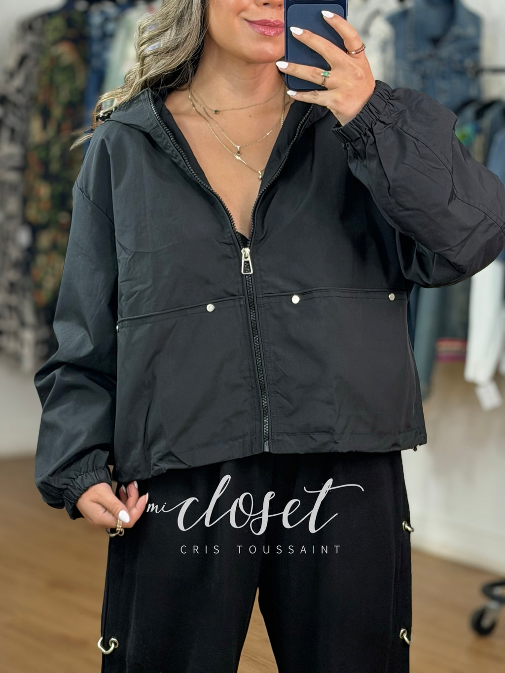 CHAMARRITA LIGERA TELA IMPERMEABLE, LISTÓN AJUSTABLE EN CINTURA Y GORRO