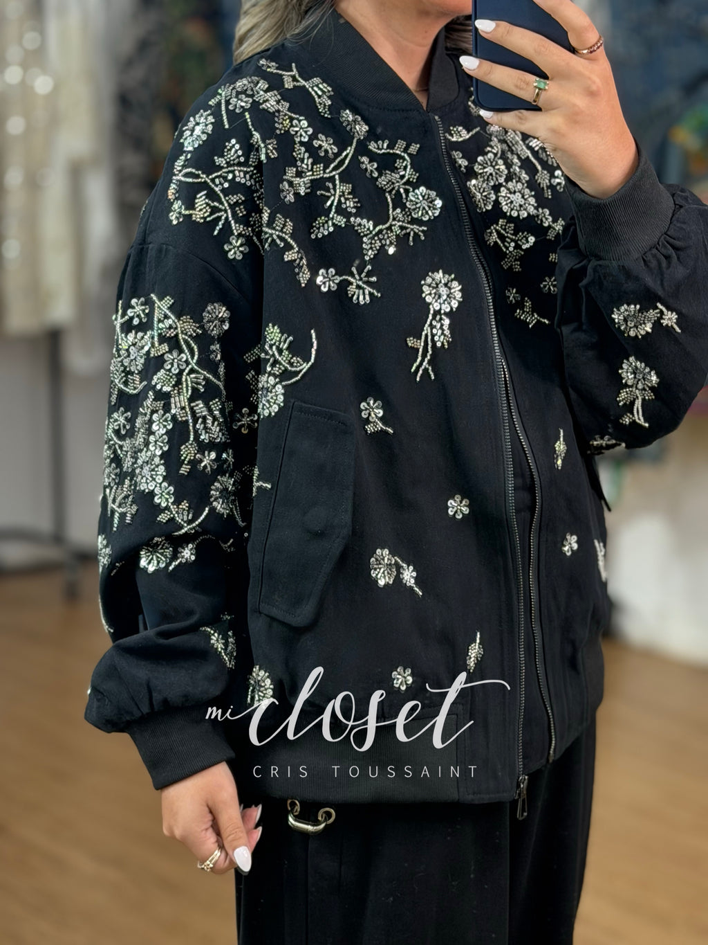 BOMBER JACKET GRUESA, GABARDINA CON BORDADO DE LENTEJUELA Y CHAQUIRA (OVERSIZED)