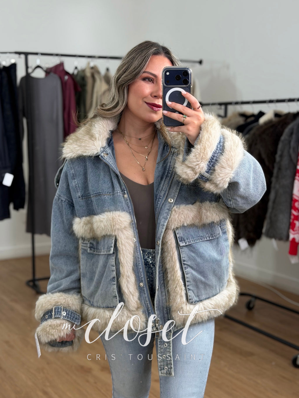 CHAMARRA DE MEZCLILLA, FORRO POR DENTRO; DETALLE DE PELO DE EXCELENTE CALIDAD EN BOLSAS, PUÑOS Y CUELLO DESMONTABLE