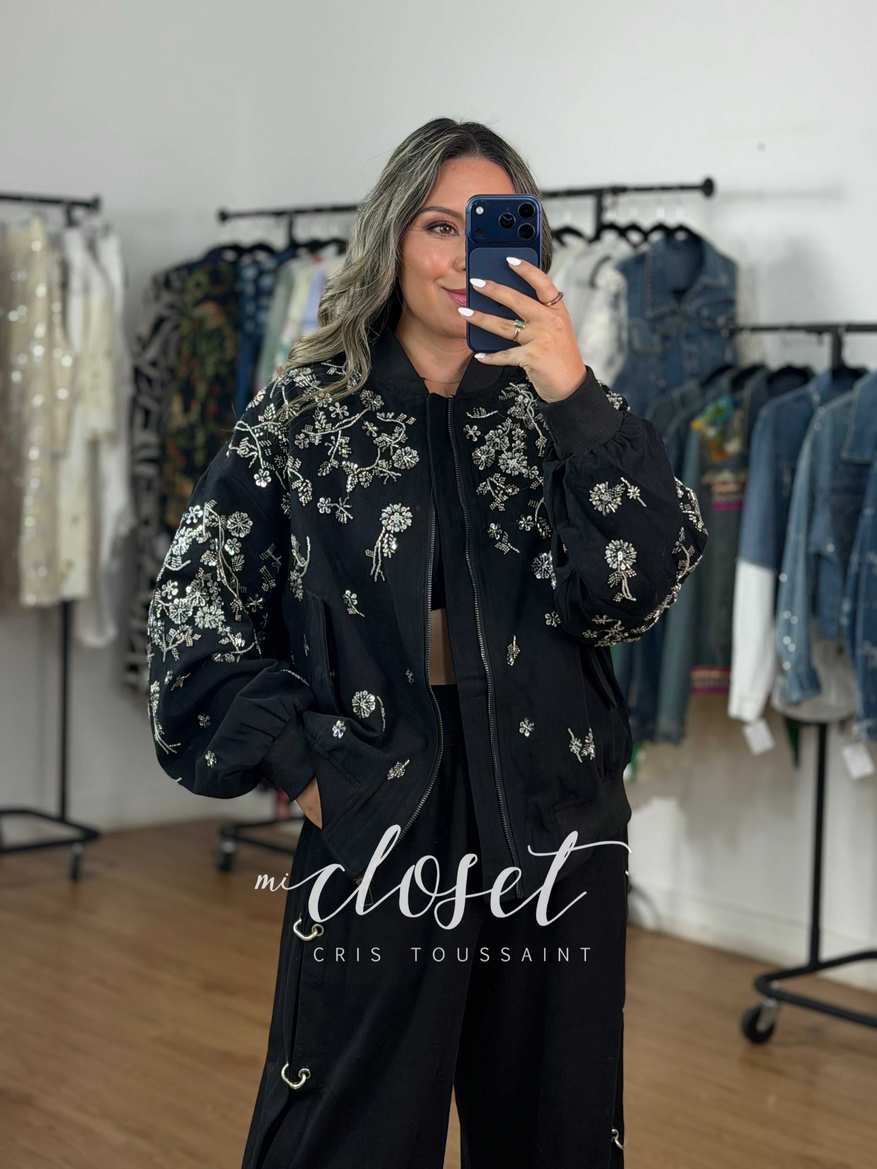BOMBER JACKET GRUESA, GABARDINA CON BORDADO DE LENTEJUELA Y CHAQUIRA (OVERSIZED)