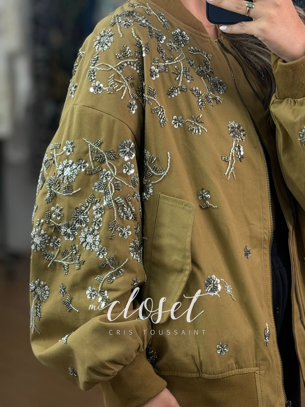 BOMBER JACKET GRUESA, GABARDINA CON BORDADO DE LENTEJUELA Y CHAQUIRA (OVERSIZED)