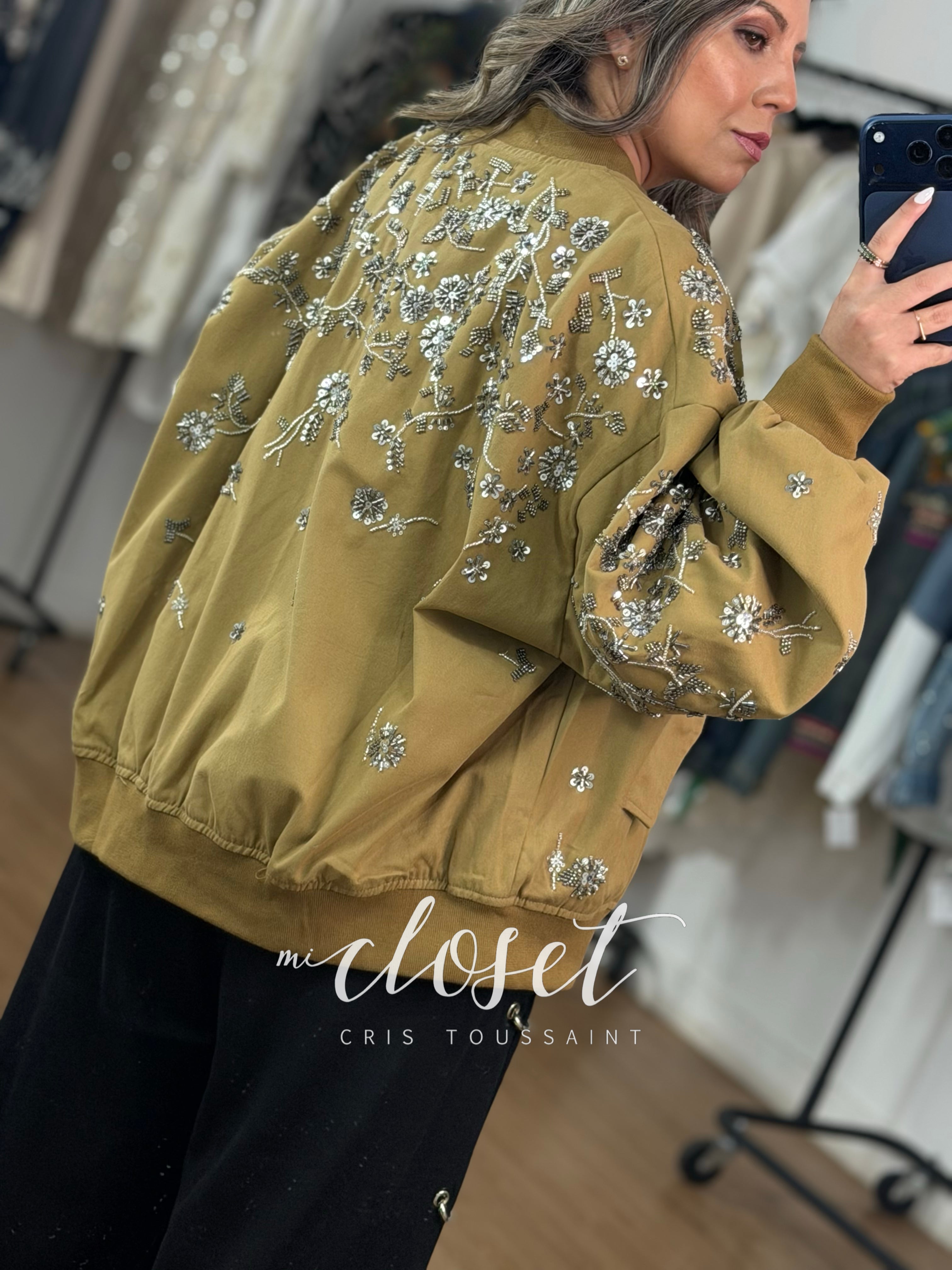 BOMBER JACKET GRUESA, GABARDINA CON BORDADO DE LENTEJUELA Y CHAQUIRA (OVERSIZED)