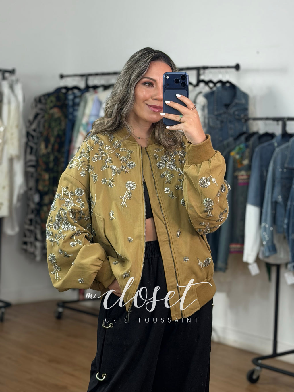BOMBER JACKET GRUESA, GABARDINA CON BORDADO DE LENTEJUELA Y CHAQUIRA (OVERSIZED)