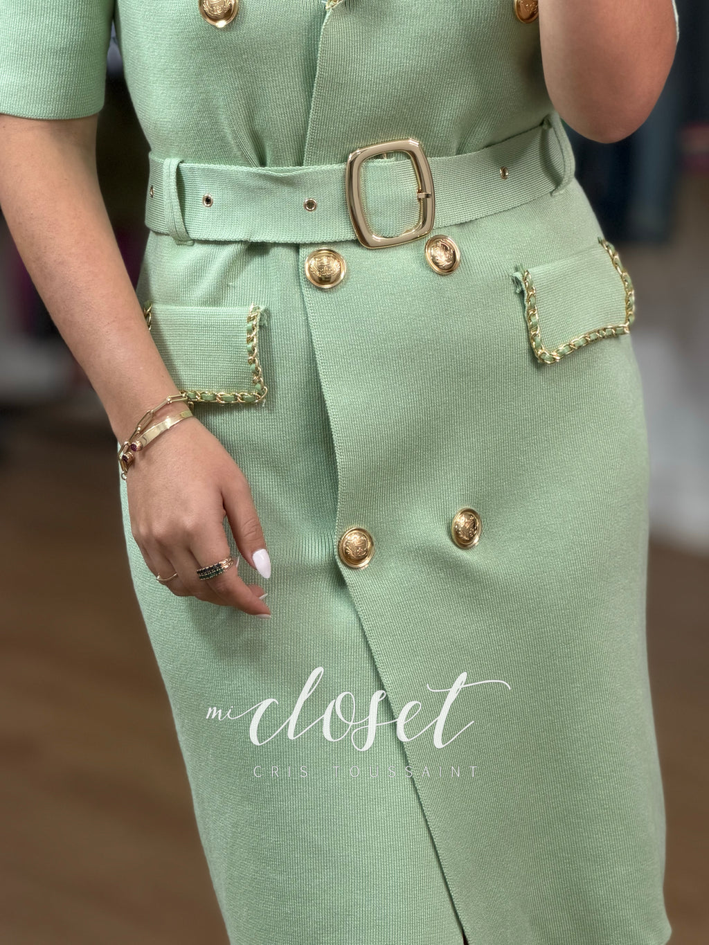 VESTIDO GRUESO CON DETALLES EN BOLSAS Y SOLAPA, BOTÓN DORADO Y CINTURÓN