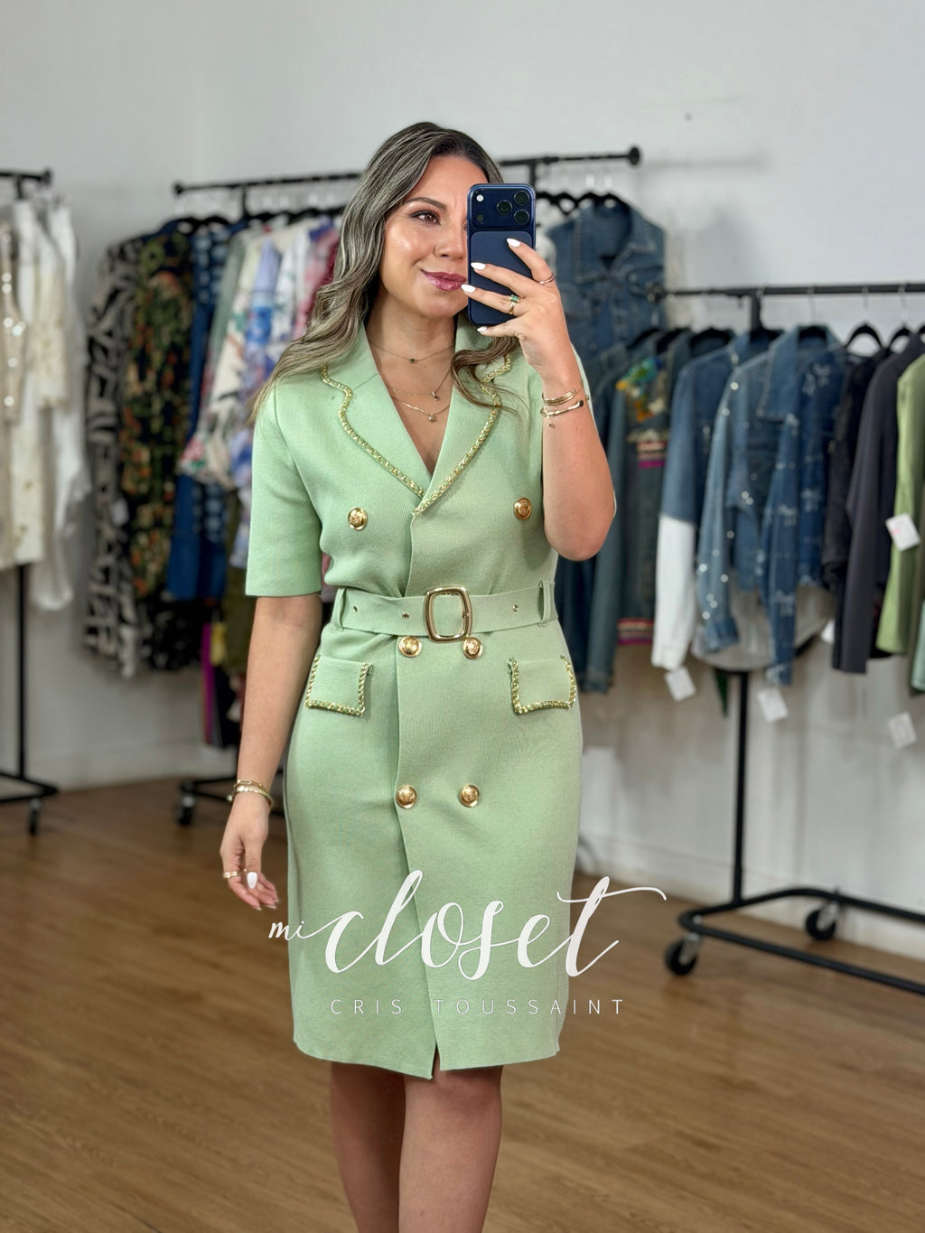 VESTIDO GRUESO CON DETALLES EN BOLSAS Y SOLAPA, BOTÓN DORADO Y CINTURÓN