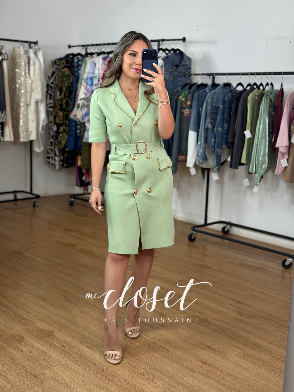 VESTIDO GRUESO CON DETALLES EN BOLSAS Y SOLAPA, BOTÓN DORADO Y CINTURÓN
