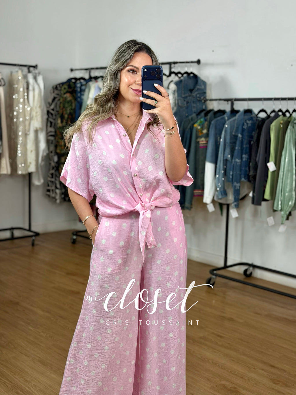 CONJUNTO LIGERO DE PANTALÓN Y BLUSA CON DETALLE DE MOÑO EN PARTE DE ABAJO