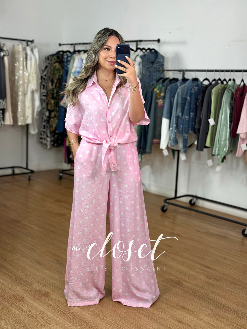 CONJUNTO LIGERO DE PANTALÓN Y BLUSA CON DETALLE DE MOÑO EN PARTE DE ABAJO