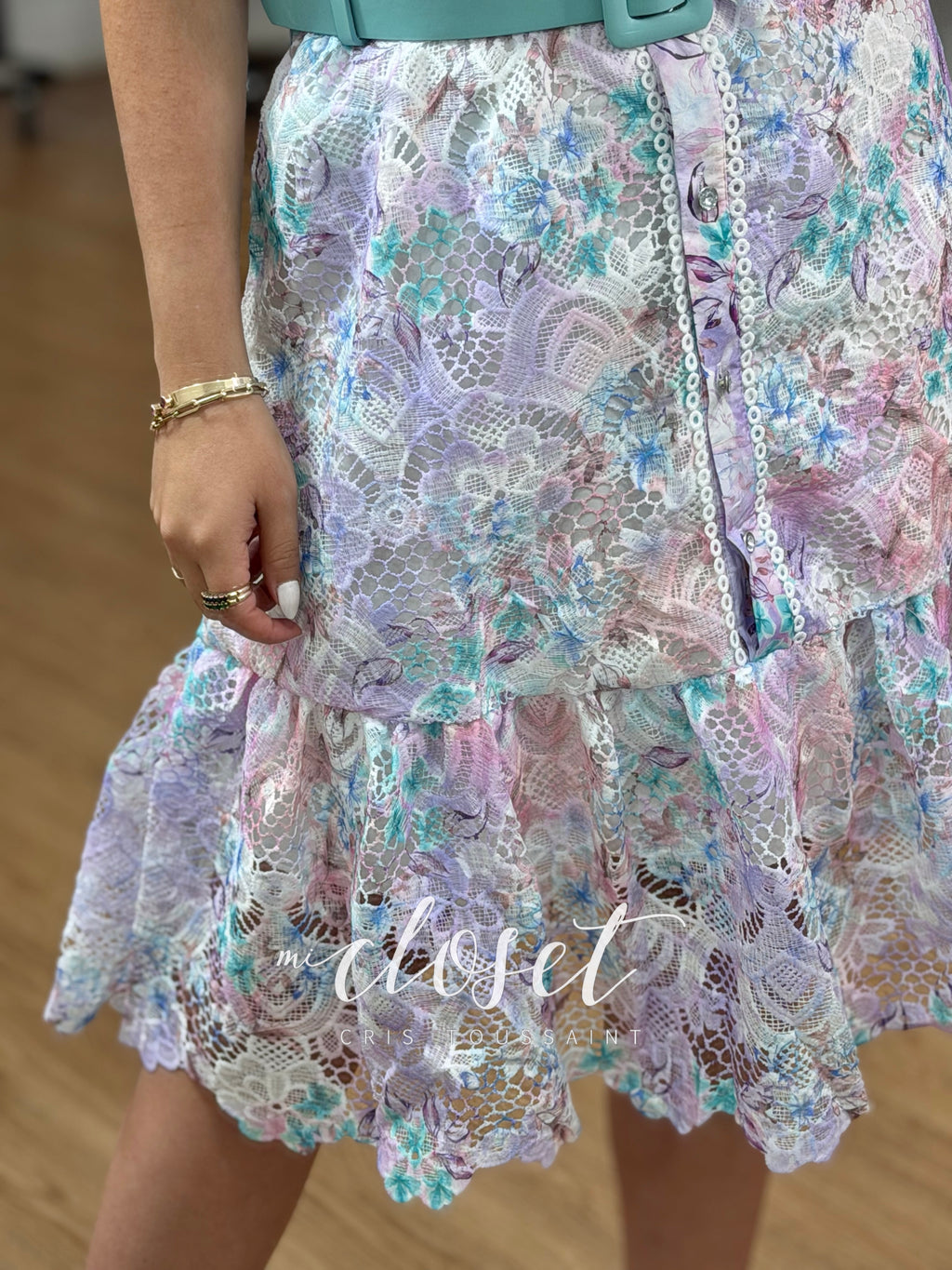 VESTIDO LIGERO COMPLETAMENTE CALADO, CON MANGA MARIPOSA, FORRO Y CINTURÓN; OLANES EN PARTE DE ABAJO