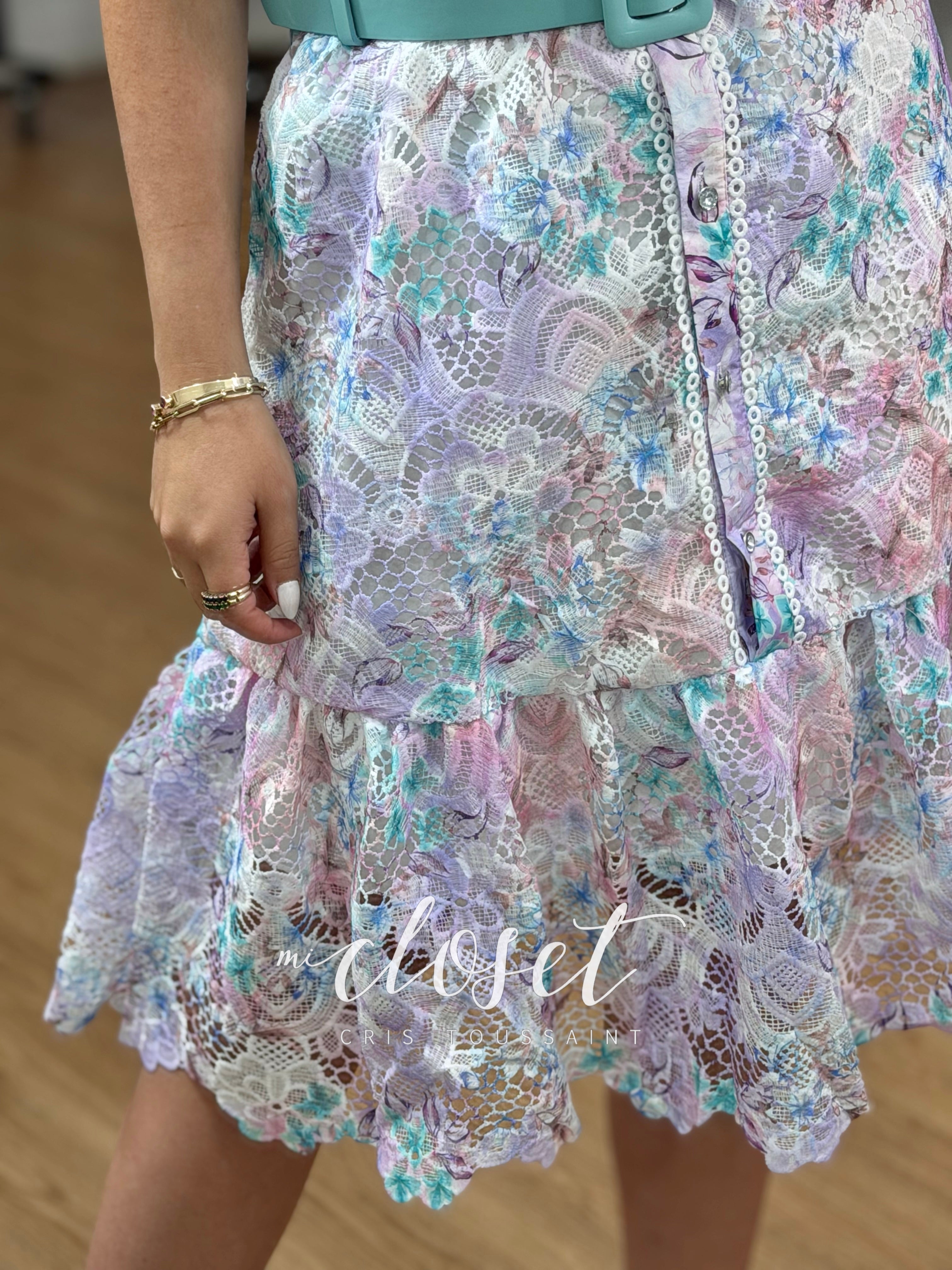 VESTIDO LIGERO COMPLETAMENTE CALADO, CON MANGA MARIPOSA, FORRO Y CINTURÓN; OLANES EN PARTE DE ABAJO