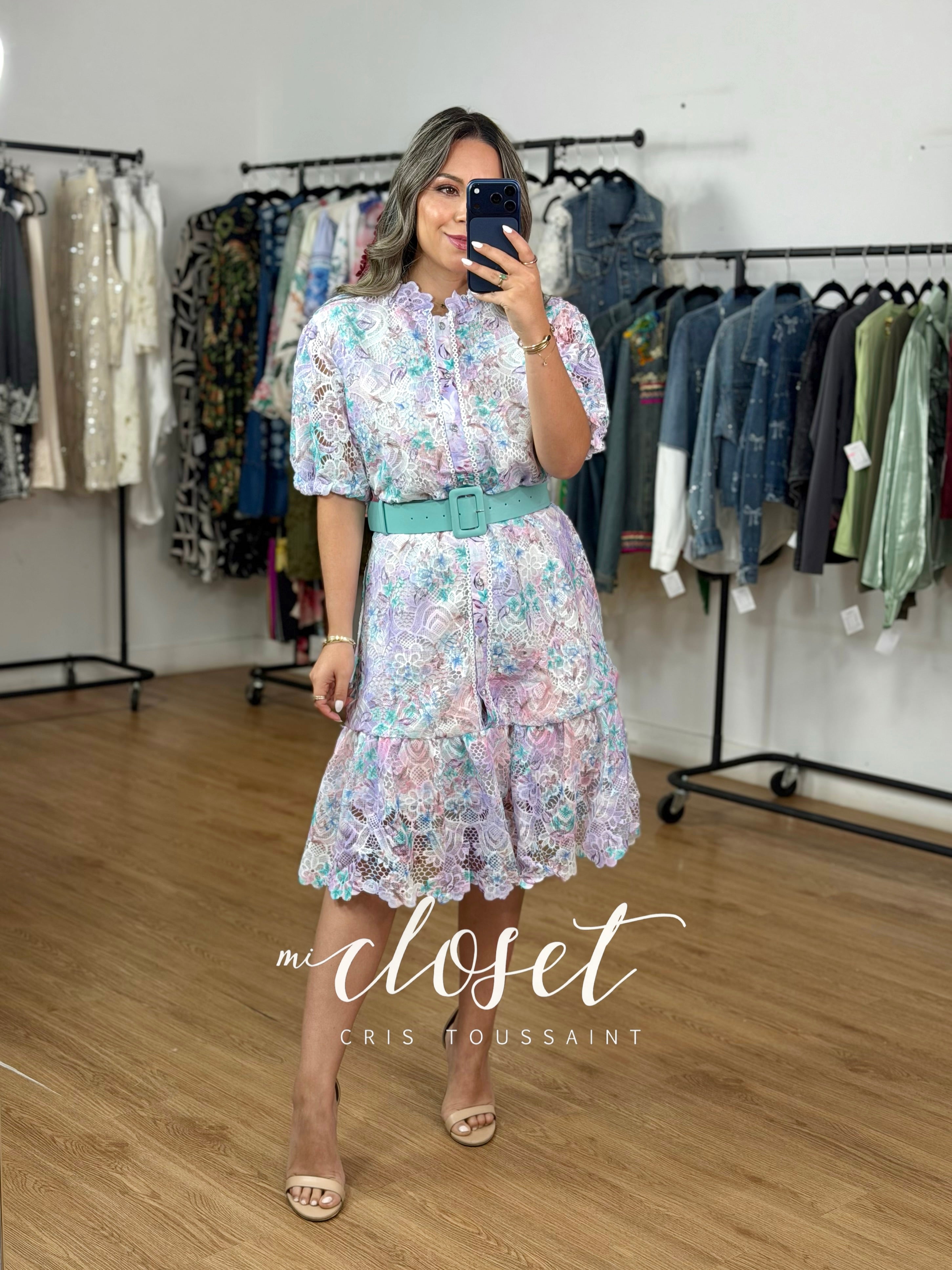 VESTIDO LIGERO COMPLETAMENTE CALADO, CON MANGA MARIPOSA, FORRO Y CINTURÓN; OLANES EN PARTE DE ABAJO