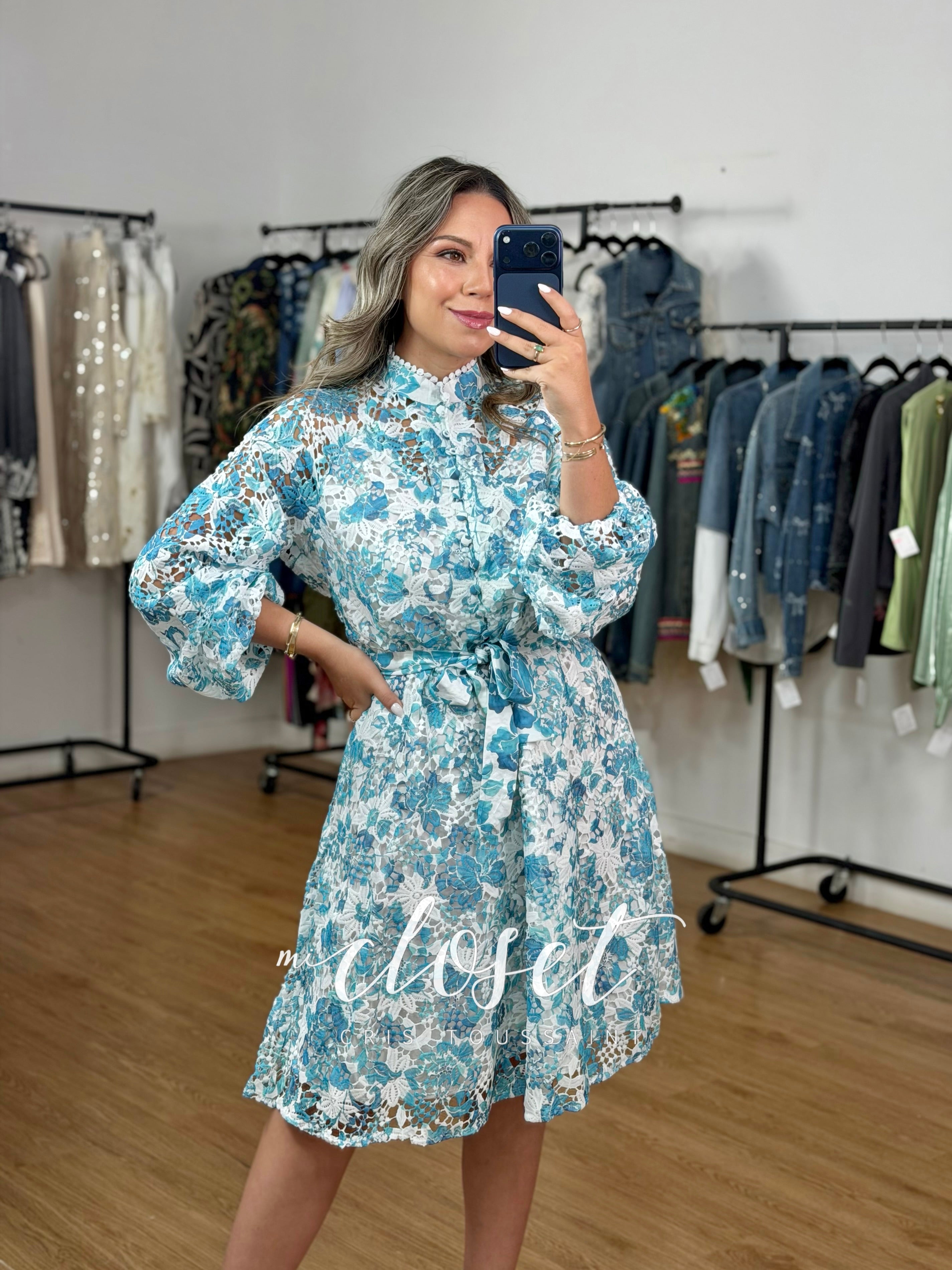 VESTIDO LIGERO COMPLETAMENTE CALADO CON DETALLES EN CUELLO, FORRO Y CINTURÓN; MANGA LARGA TIPO FAROL