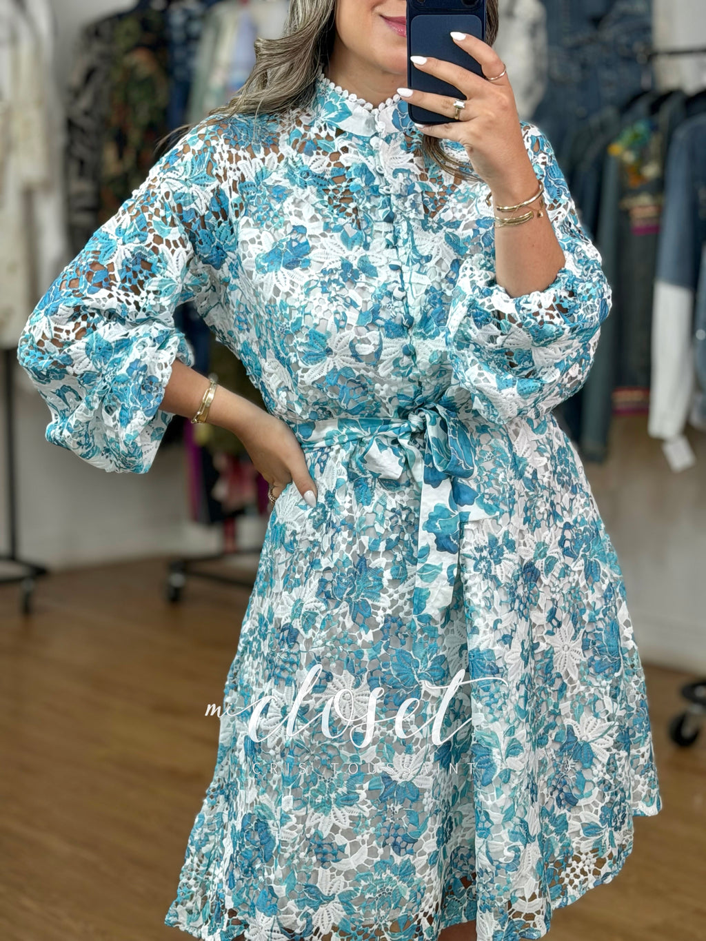 VESTIDO LIGERO COMPLETAMENTE CALADO CON DETALLES EN CUELLO, FORRO Y CINTURÓN; MANGA LARGA TIPO FAROL