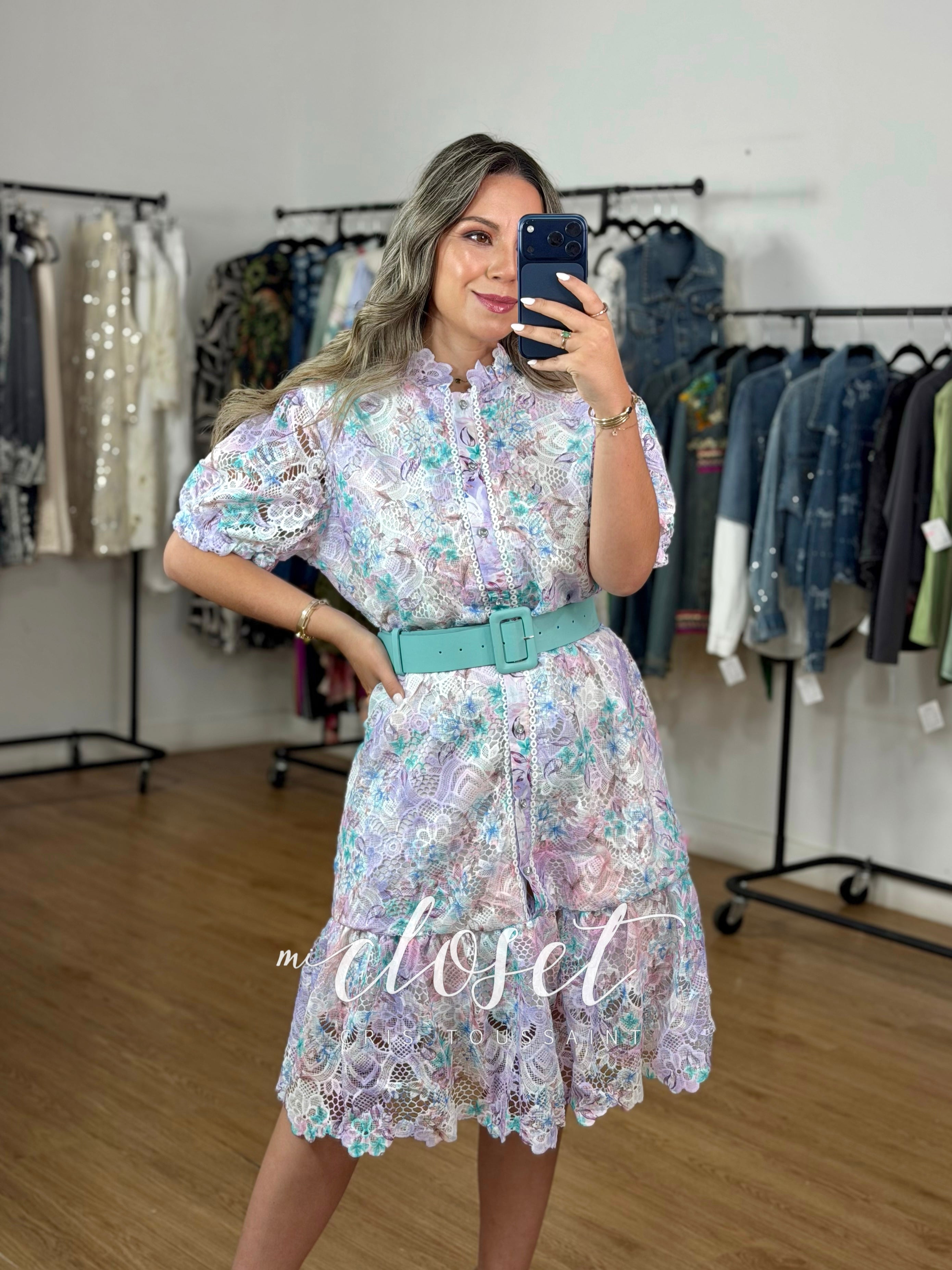 VESTIDO LIGERO COMPLETAMENTE CALADO, CON MANGA MARIPOSA, FORRO Y CINTURÓN; OLANES EN PARTE DE ABAJO